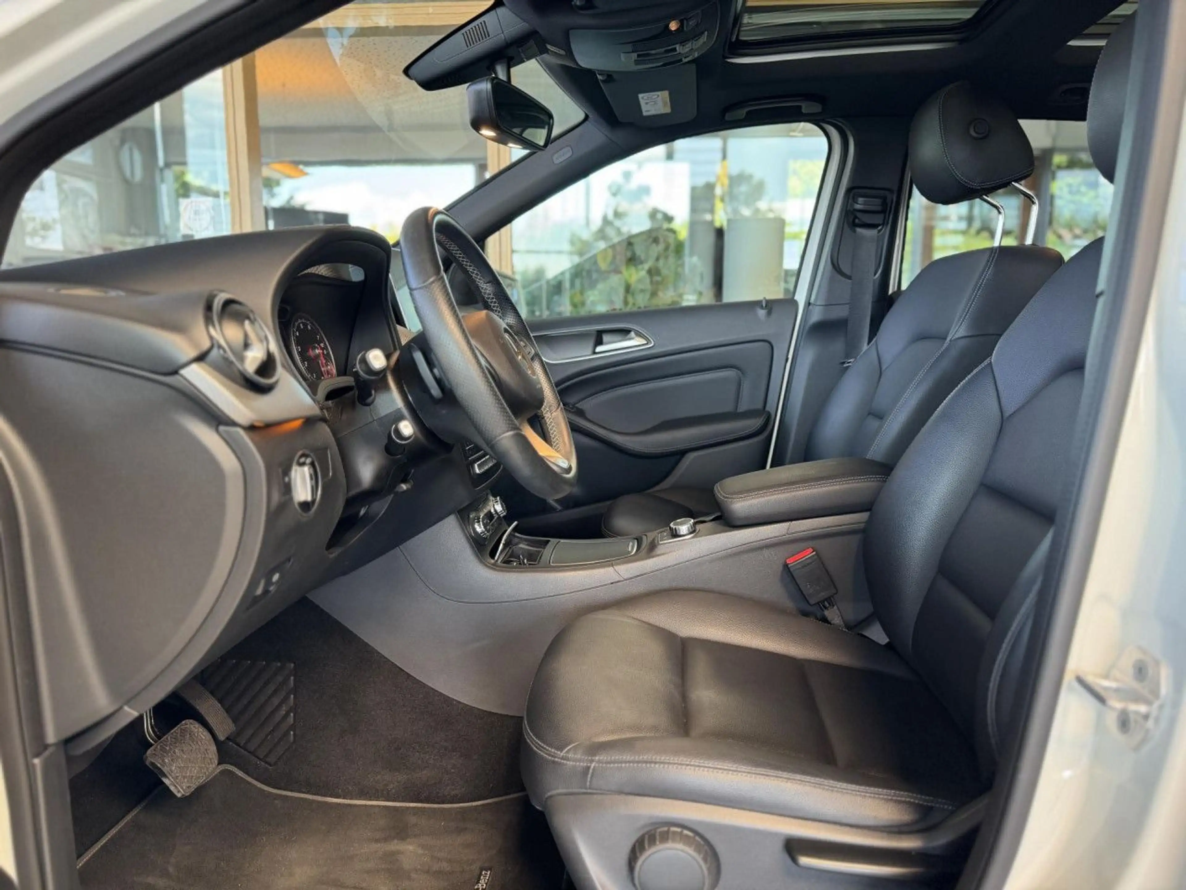 Mercedes-Benz B 180 7G-DCT Urban, Kamera, Pano, PDC! Bluetooth — photo 11