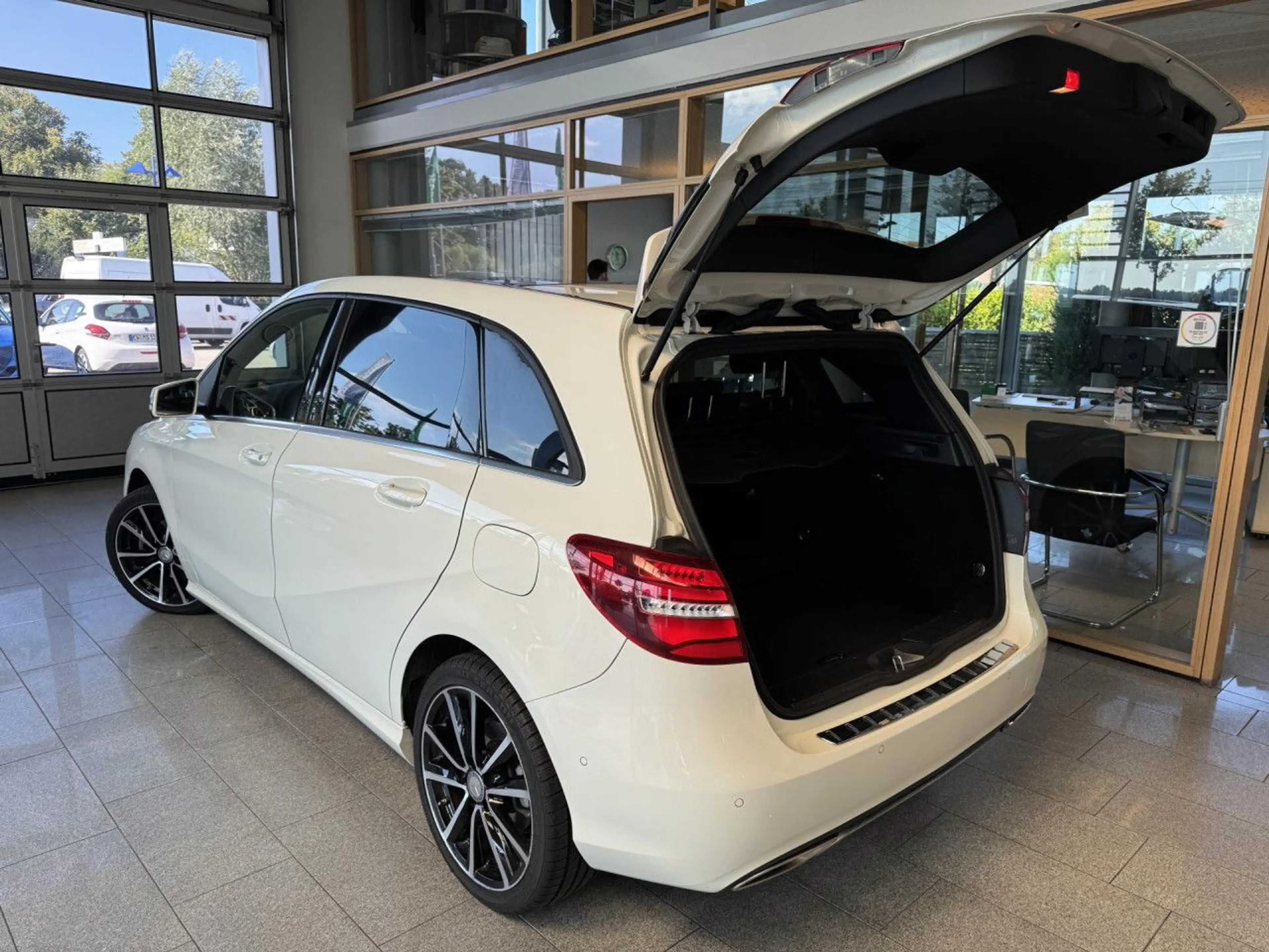 Mercedes-Benz B 180 7G-DCT Urban, Kamera, Pano, PDC! Bluetooth — photo 9