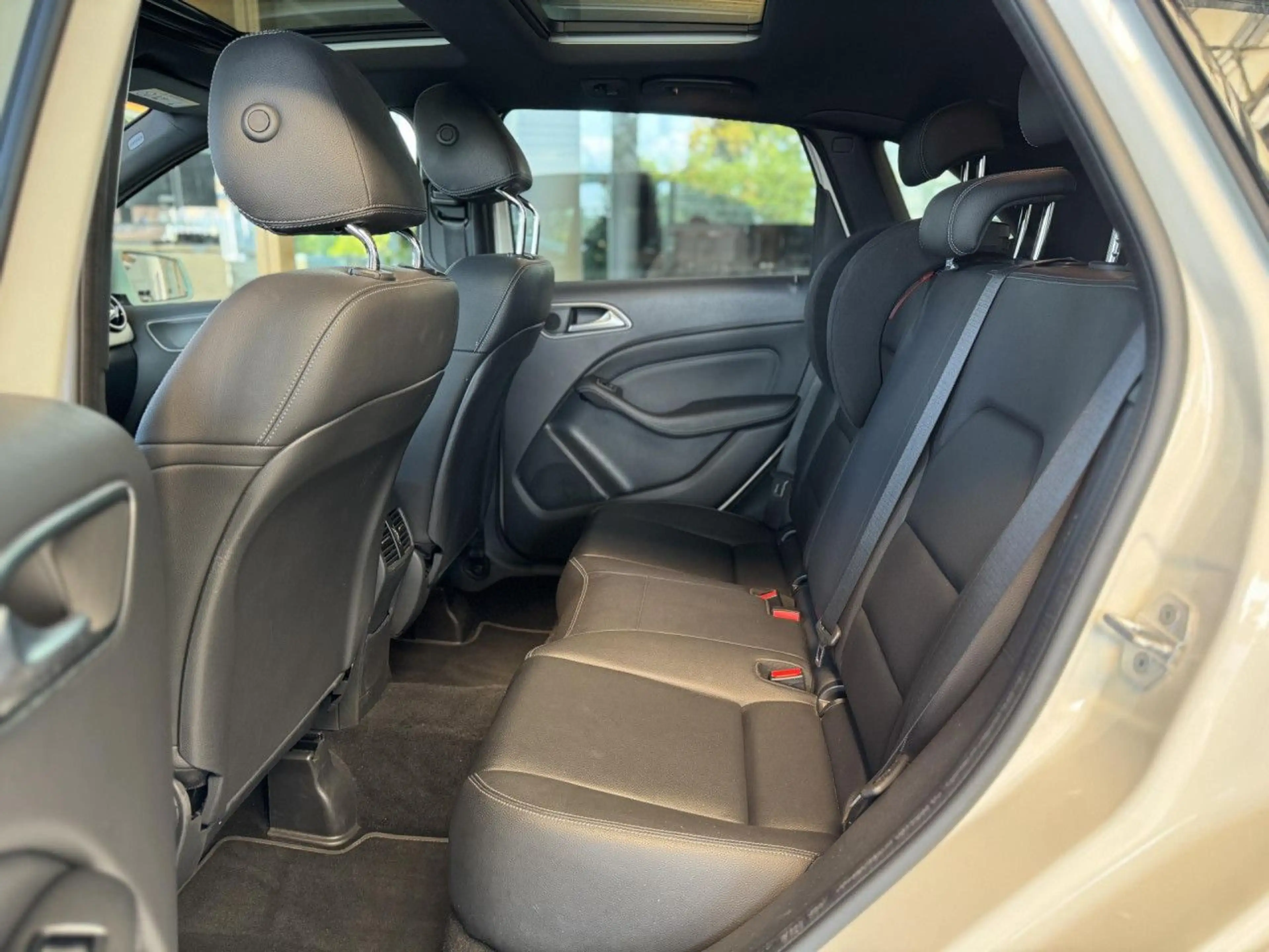 Mercedes-Benz B 180 7G-DCT Urban, Kamera, Pano, PDC! Bluetooth — photo 13