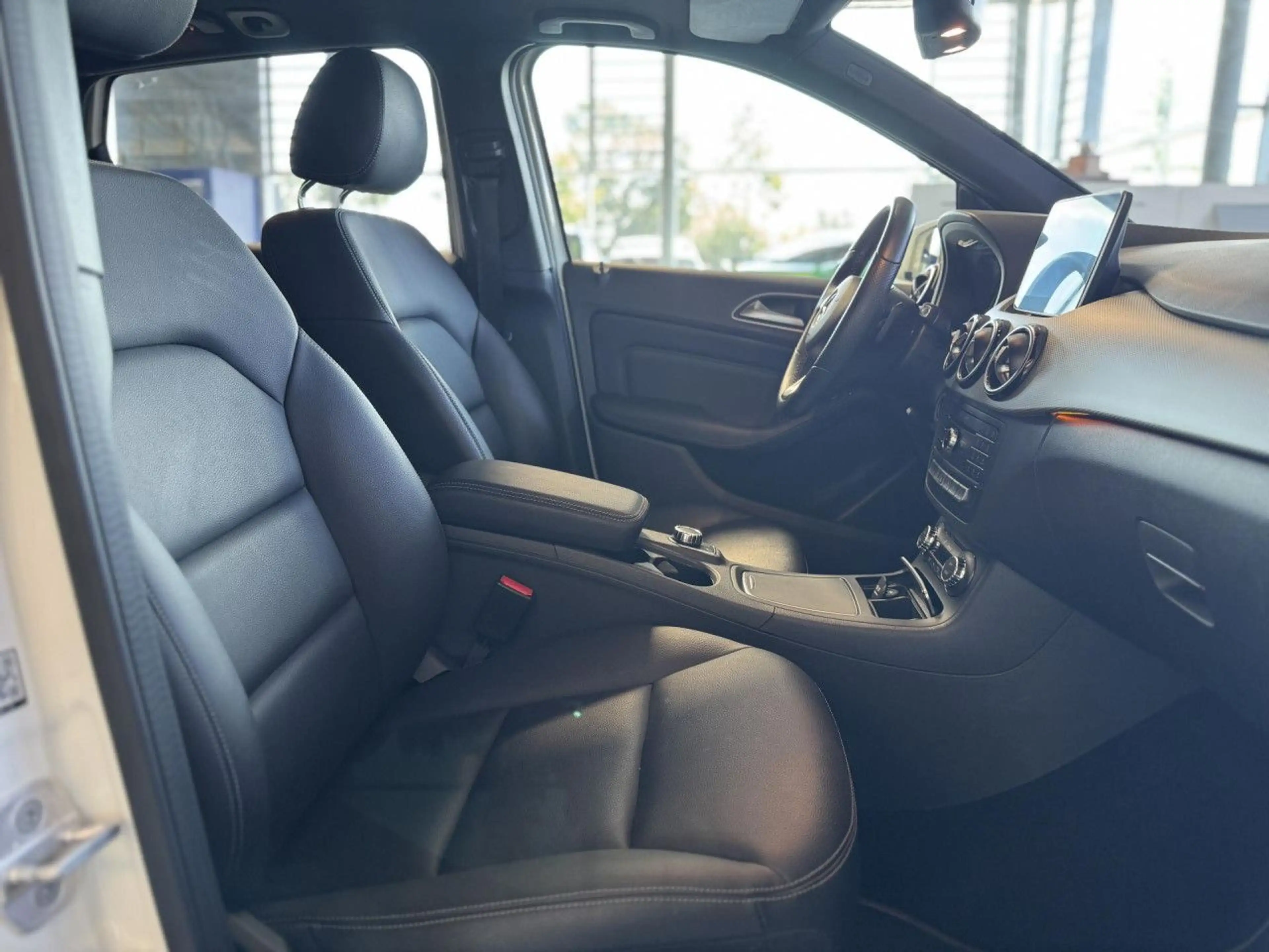 Mercedes-Benz B 180 7G-DCT Urban, Kamera, Pano, PDC! Bluetooth — photo 15