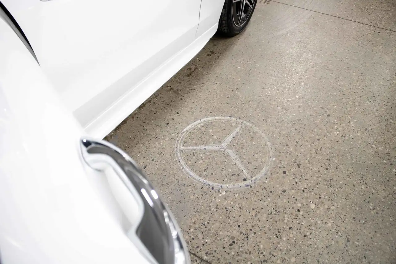 Mercedes-Benz C-Class снимка Mercedes-Benz C-Class