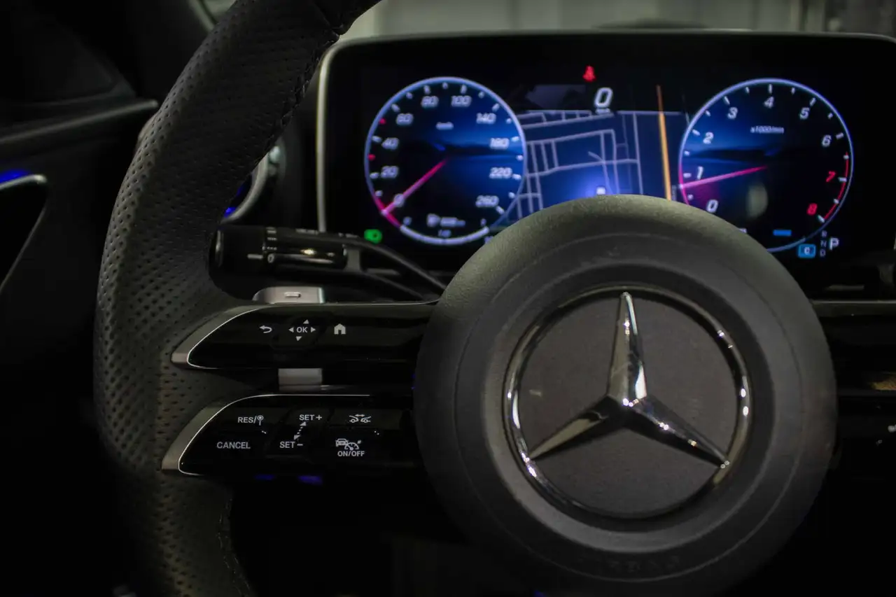 Mercedes-Benz C-Class снимка Mercedes-Benz C-Class