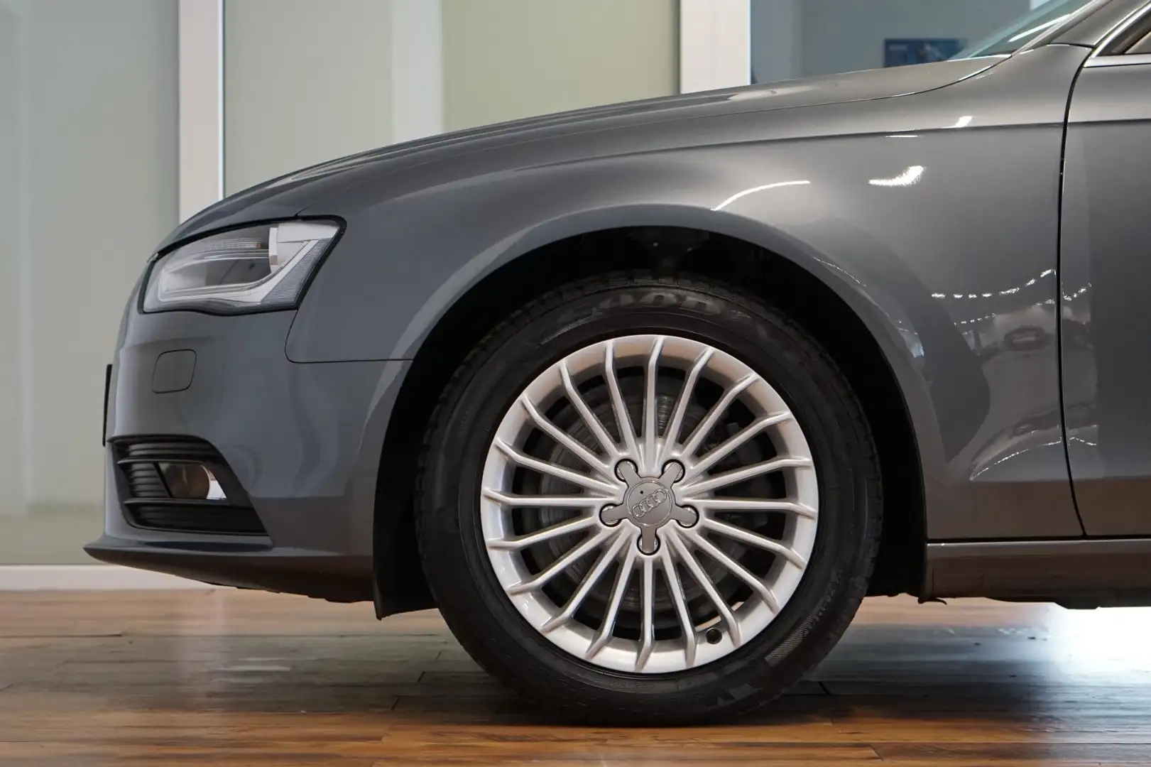 Audi A4 2.0 TDI Attraction quattro|22 TKM|XENON|NAVI Grau - 2