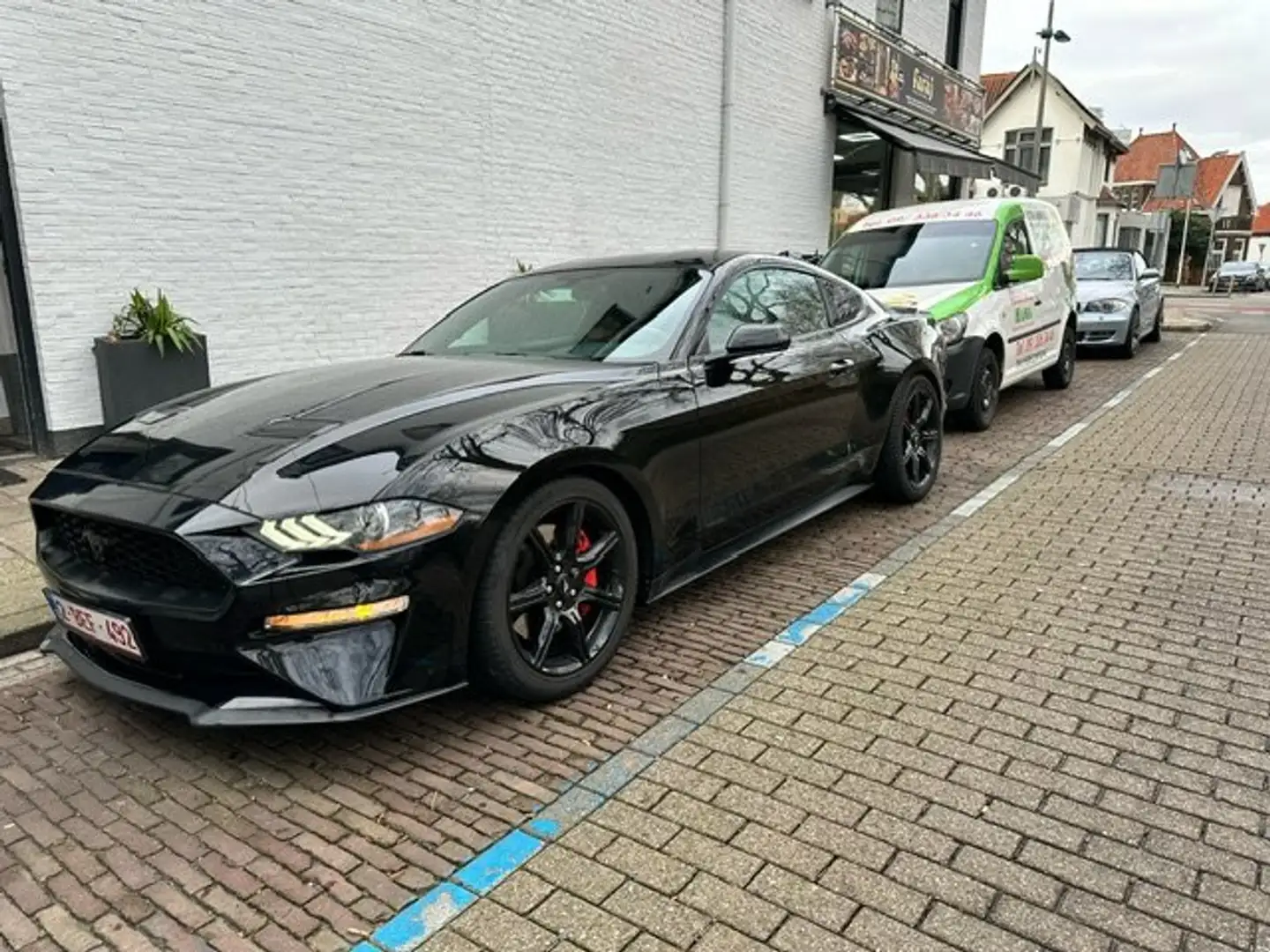 Ford Mustang Mustang Fastback 2.3 Eco Boost Aut. Zwart - 1
