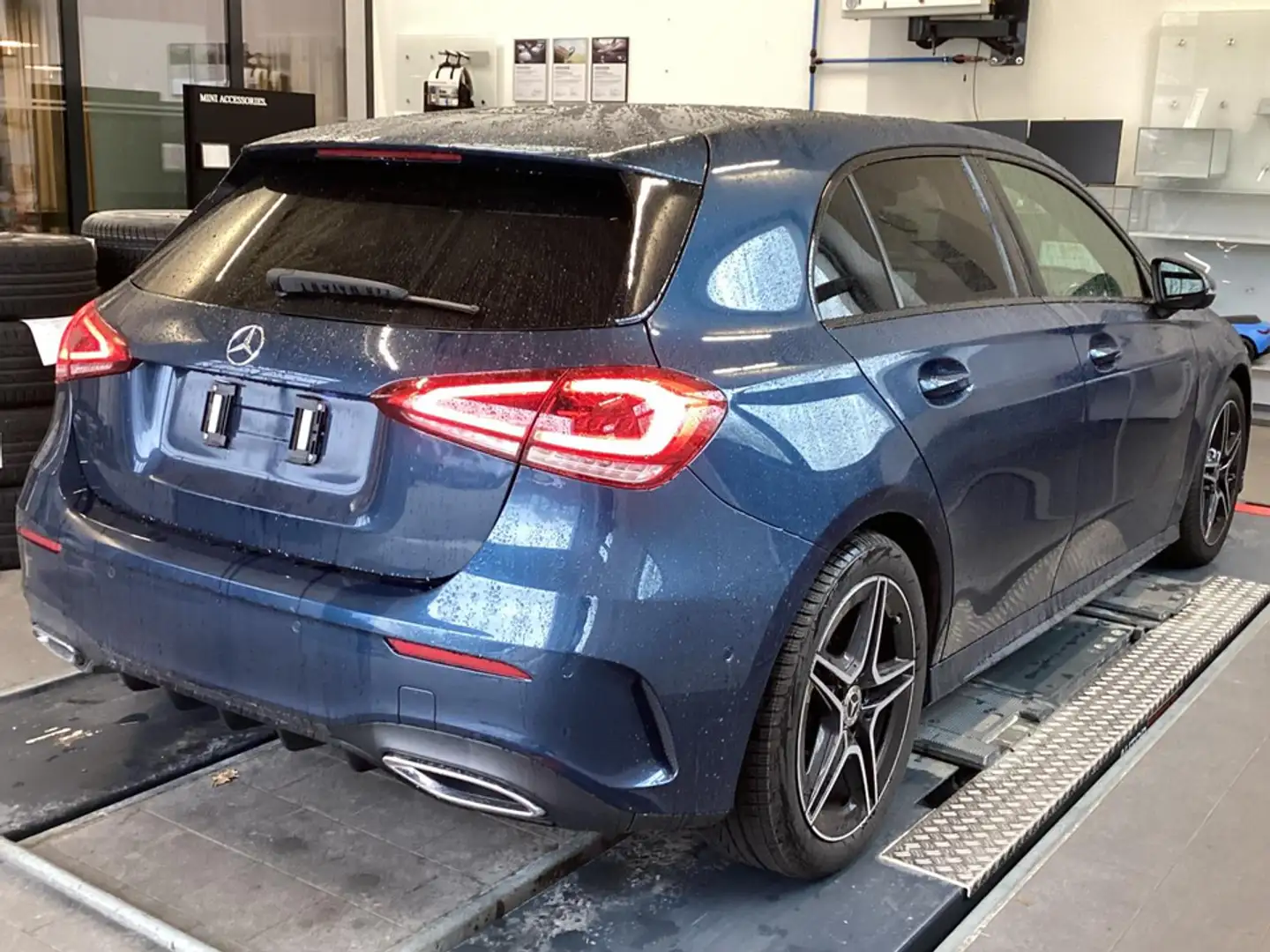 Mercedes-Benz A 250 4MATIC DCT AMG Line + GARANTIE Blau - 2