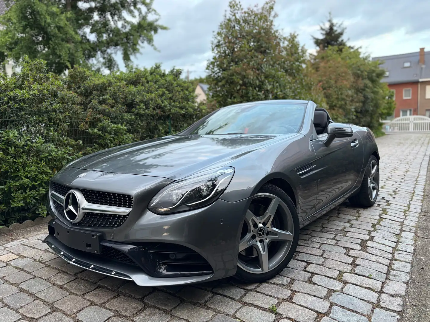Mercedes-Benz SLC 180 Pack Amg Cabrio Pano dak ### 58000 Km ### Grau - 1