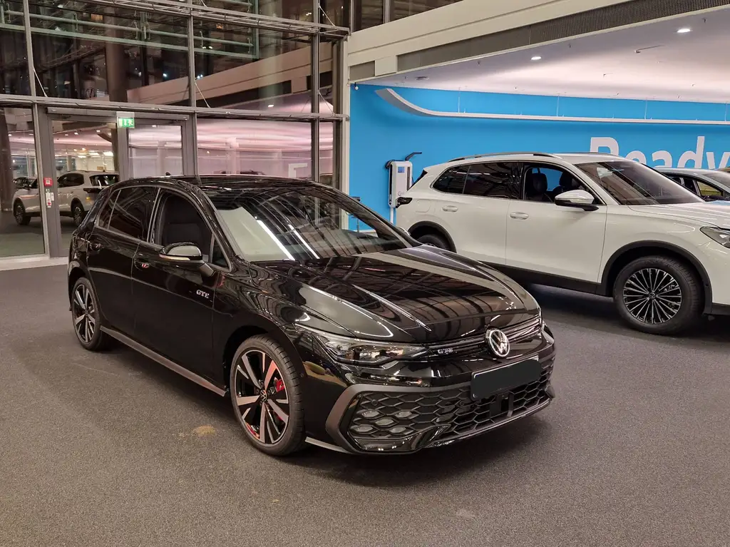 Volkswagen Golf GTE 2024 из Европы — купить под ключ
