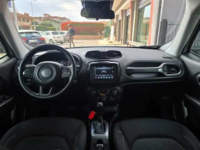 Jeep Renegade view 4