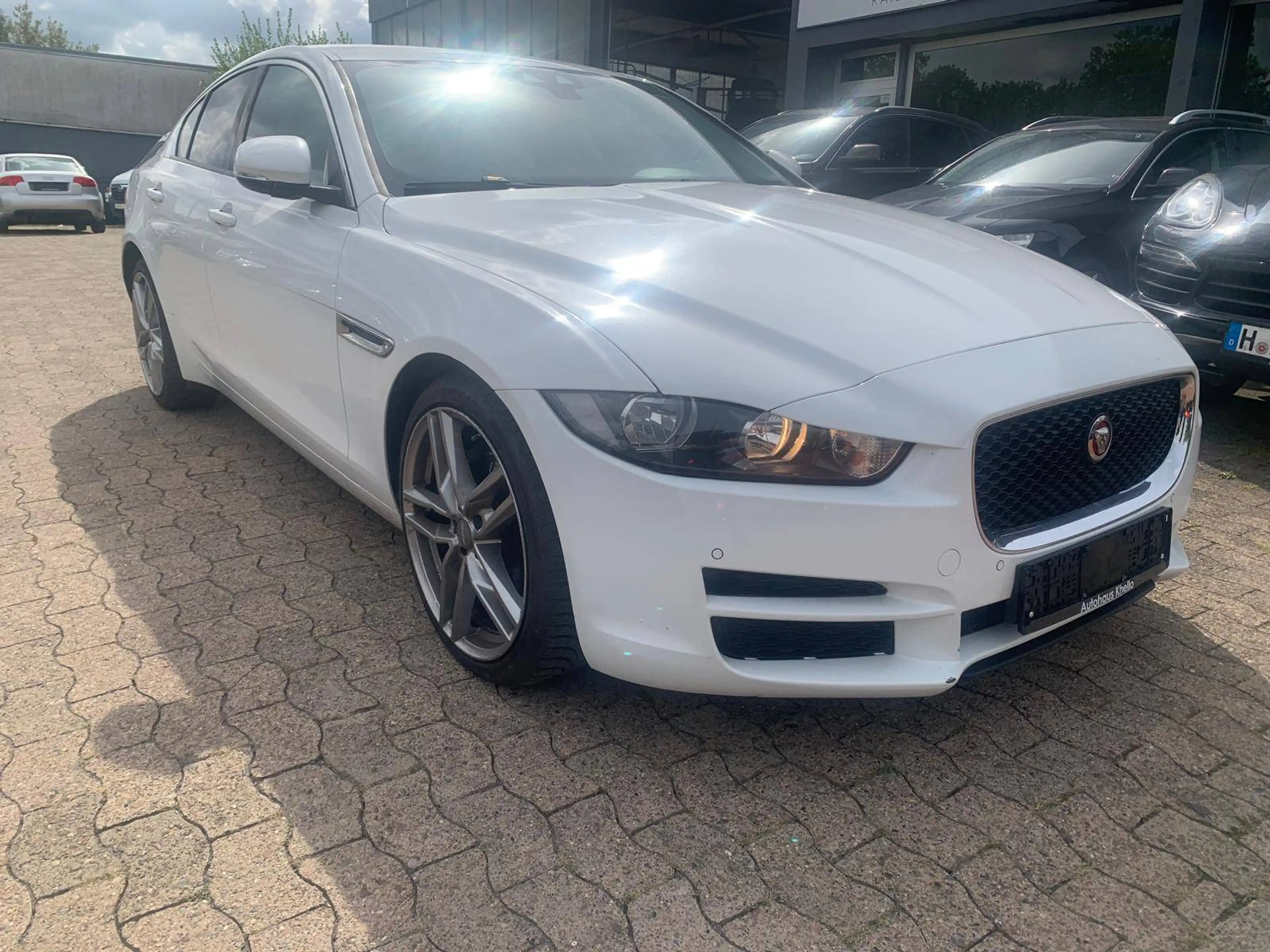 Jaguar XE Pure — photo 3