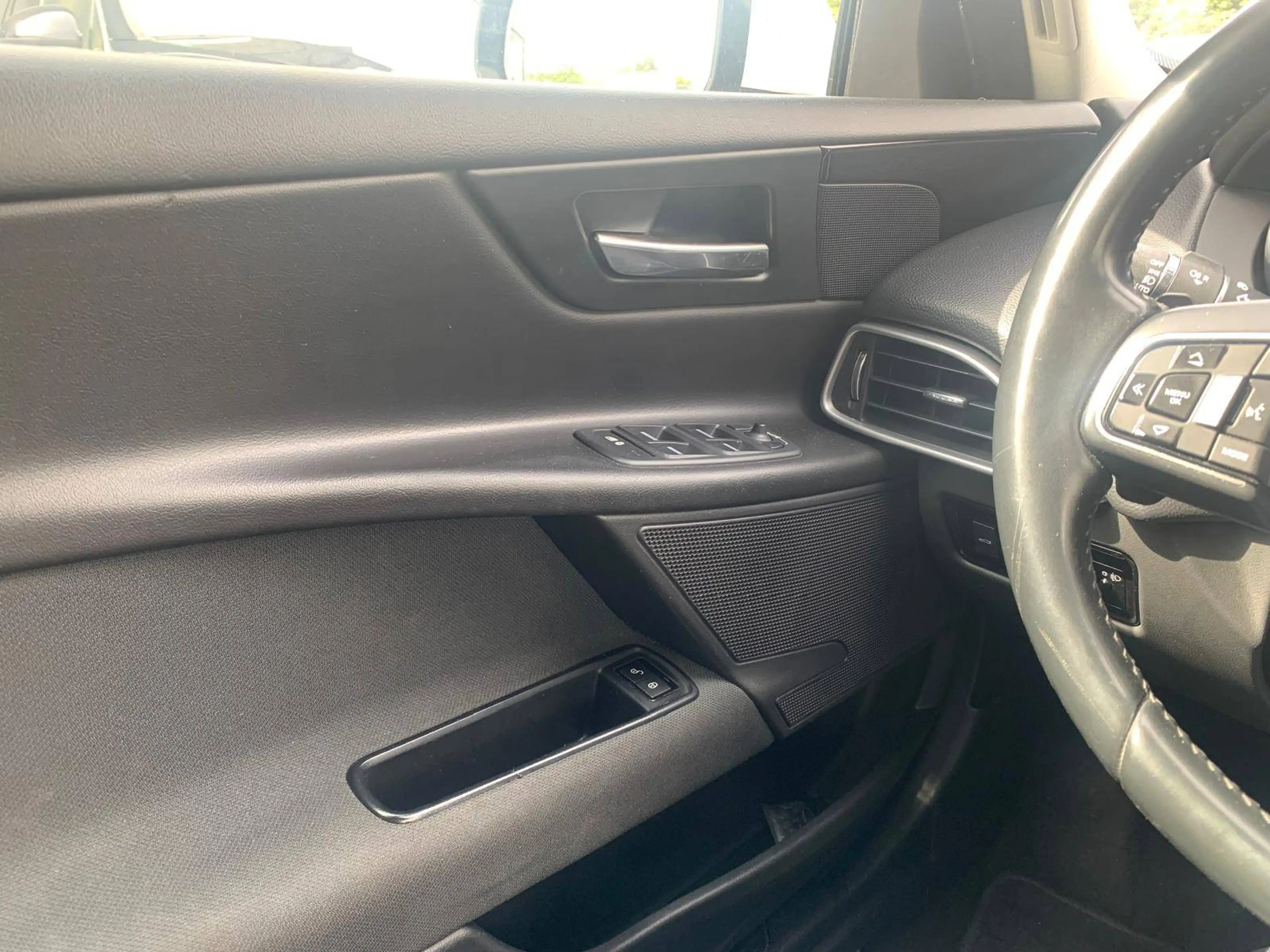 Jaguar XE Pure — photo 12