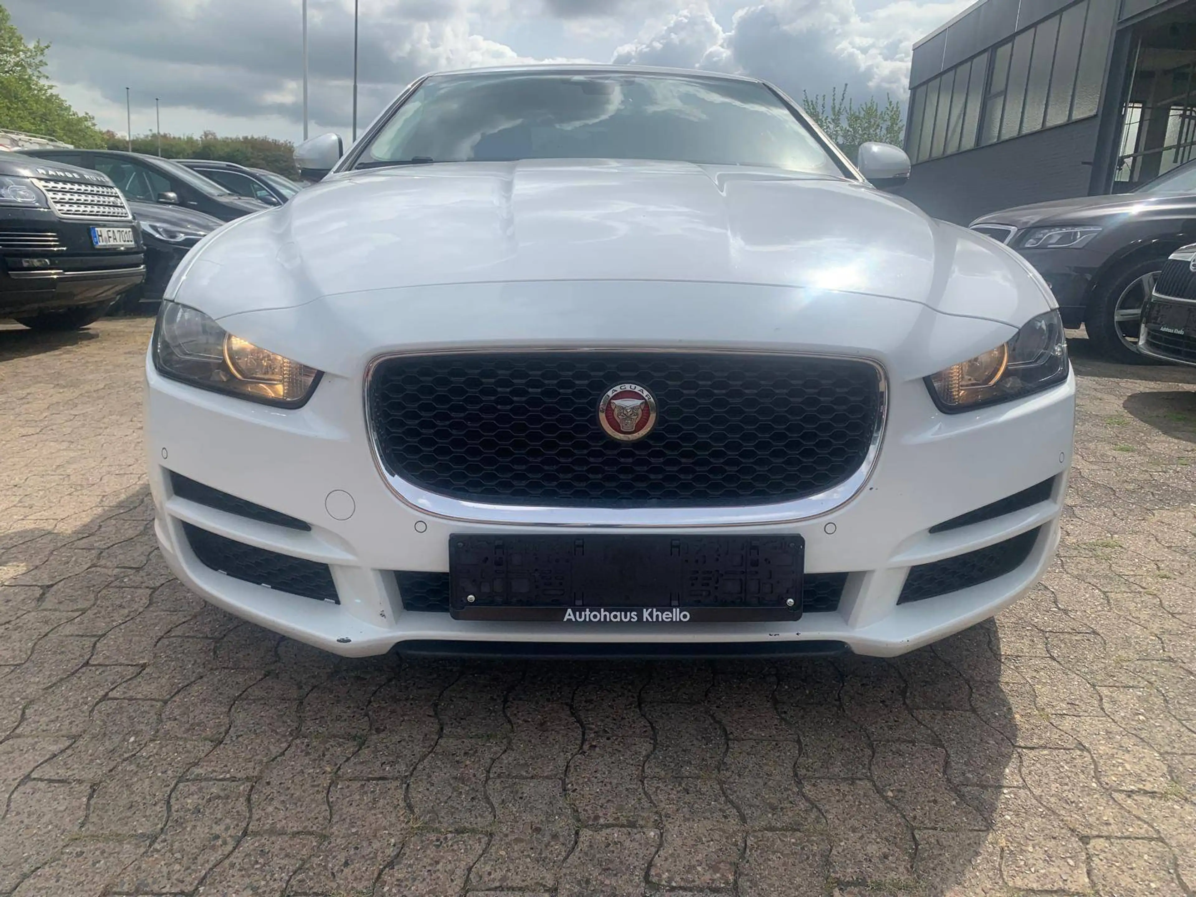 Jaguar XE Pure — photo 2