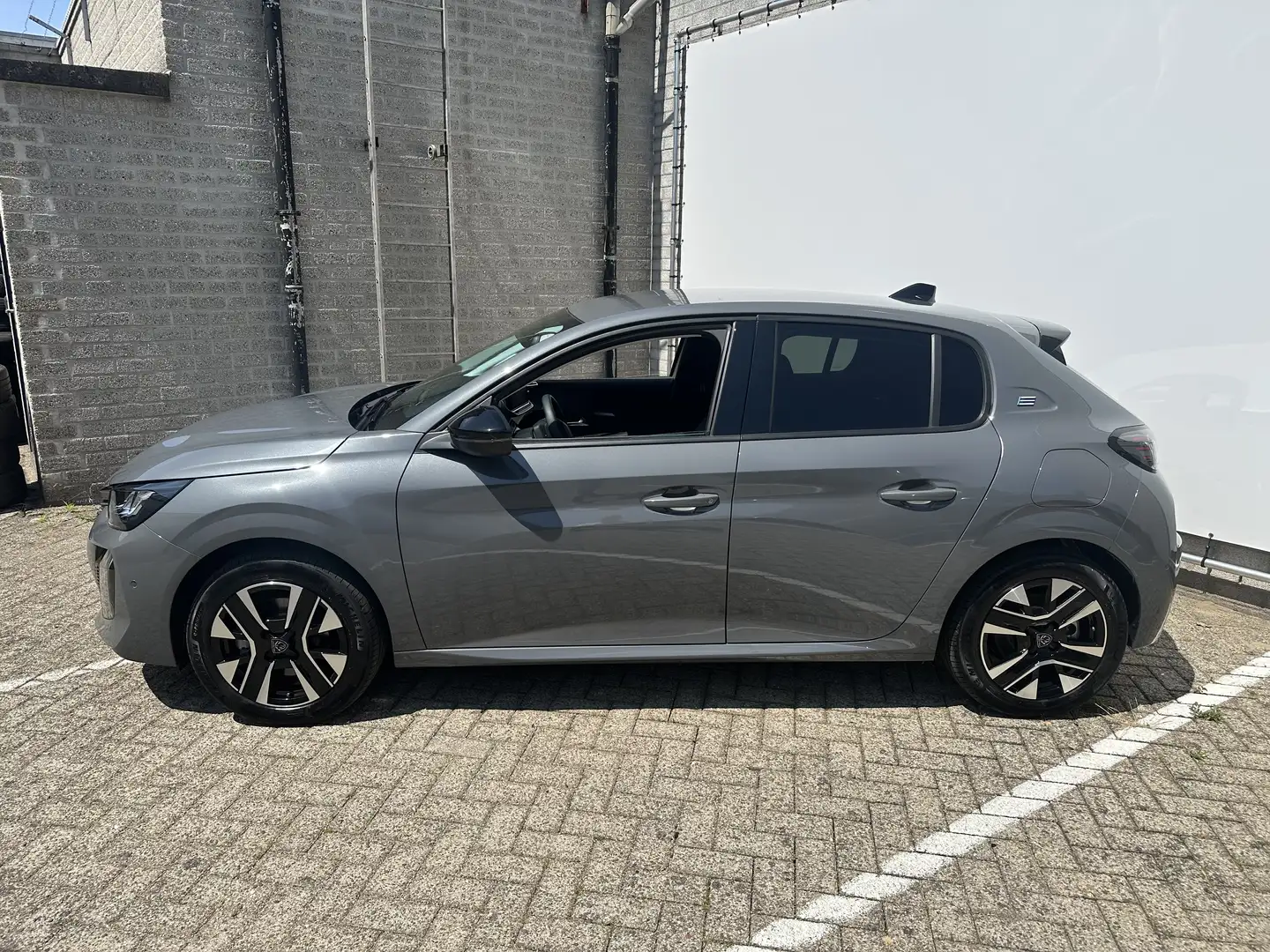 Peugeot e-208 EV Allure 51 kWh | 11 kW lader | Achterbank in del Šedá - 2