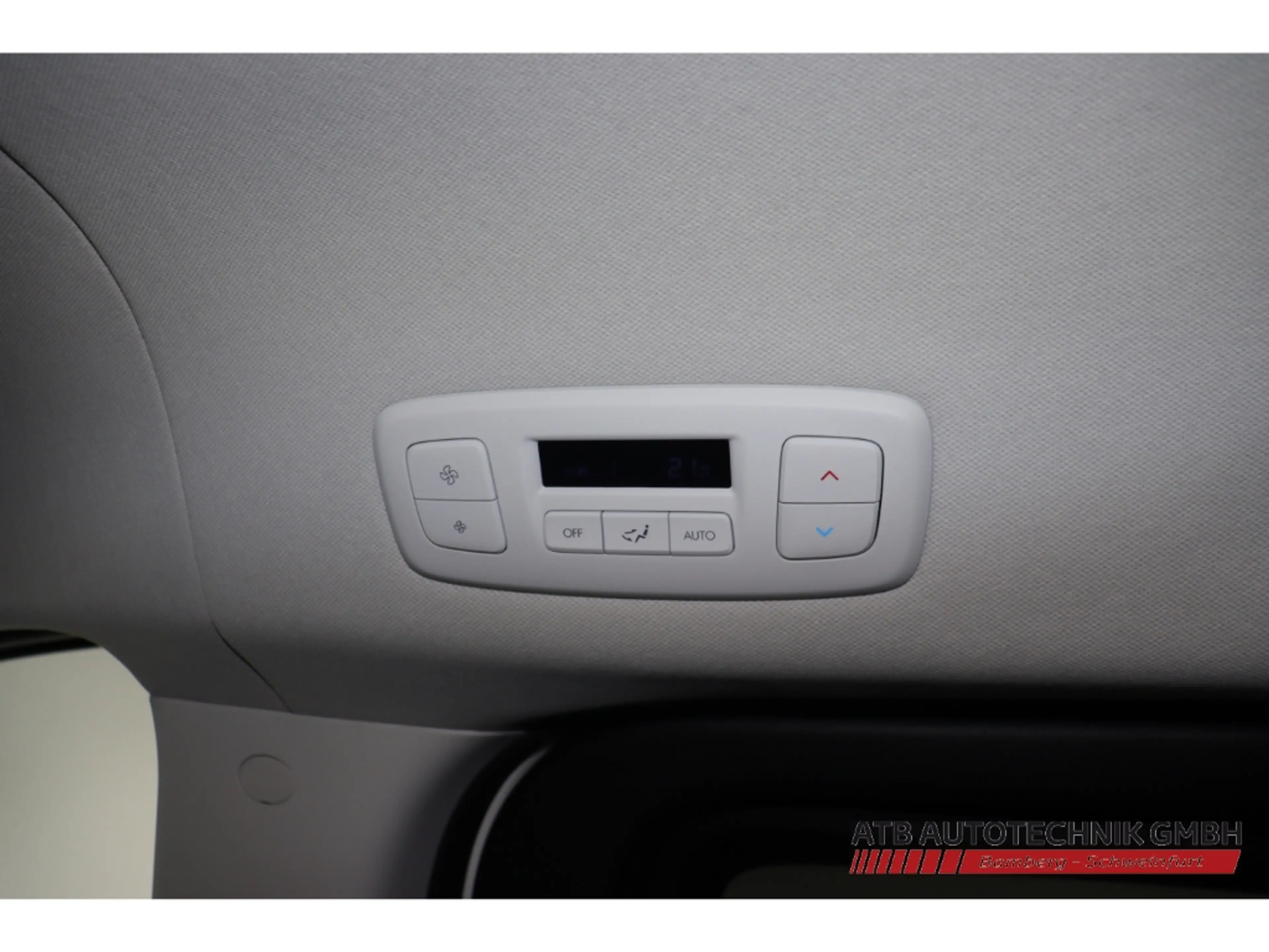 Hyundai STARIA Prime 2WD 2.2 CRDi Park-Paket Navi Bose Klimasitze — photo 9