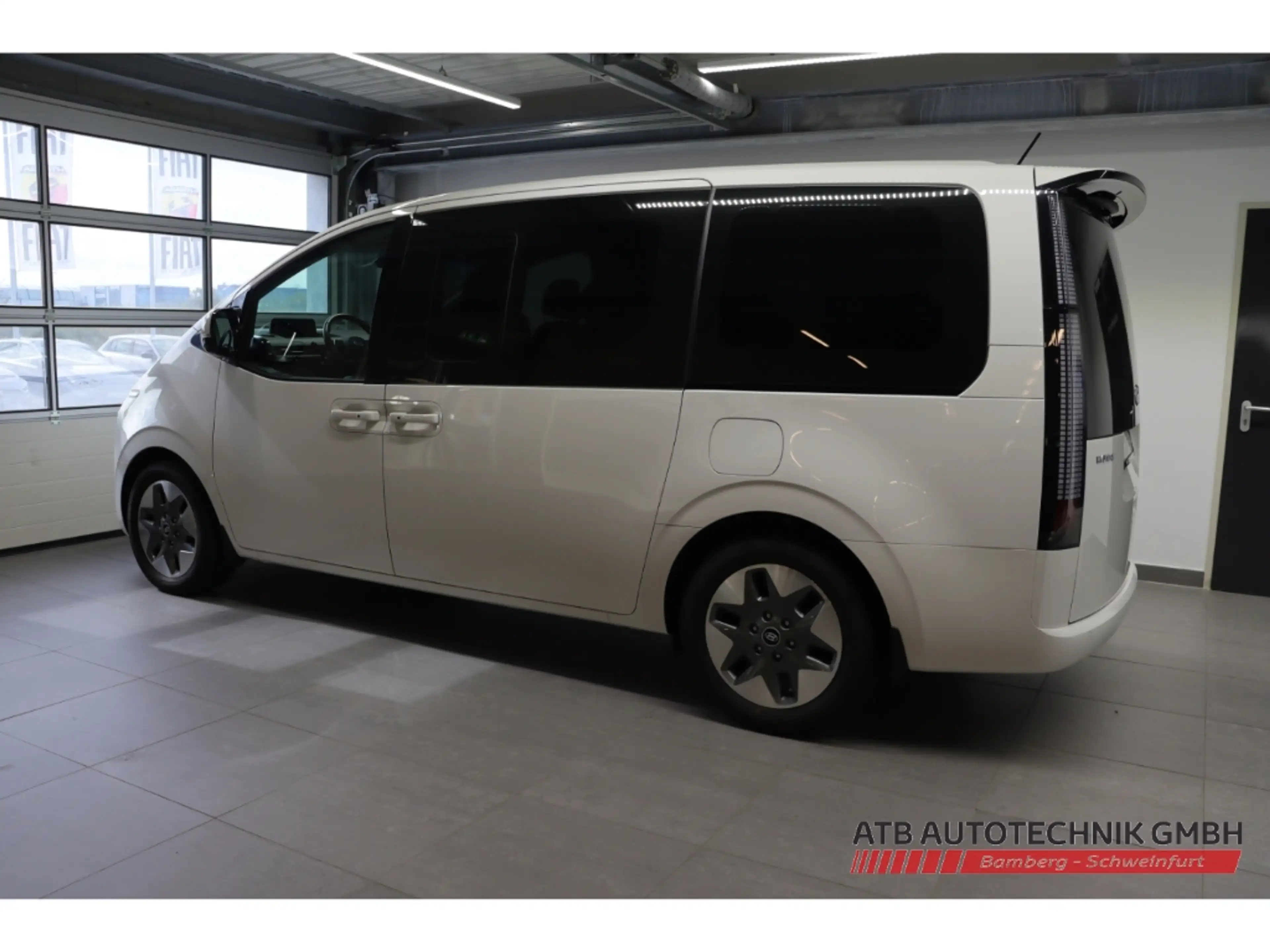 Hyundai STARIA Prime 2WD 2.2 CRDi Park-Paket Navi Bose Klimasitze — photo 6