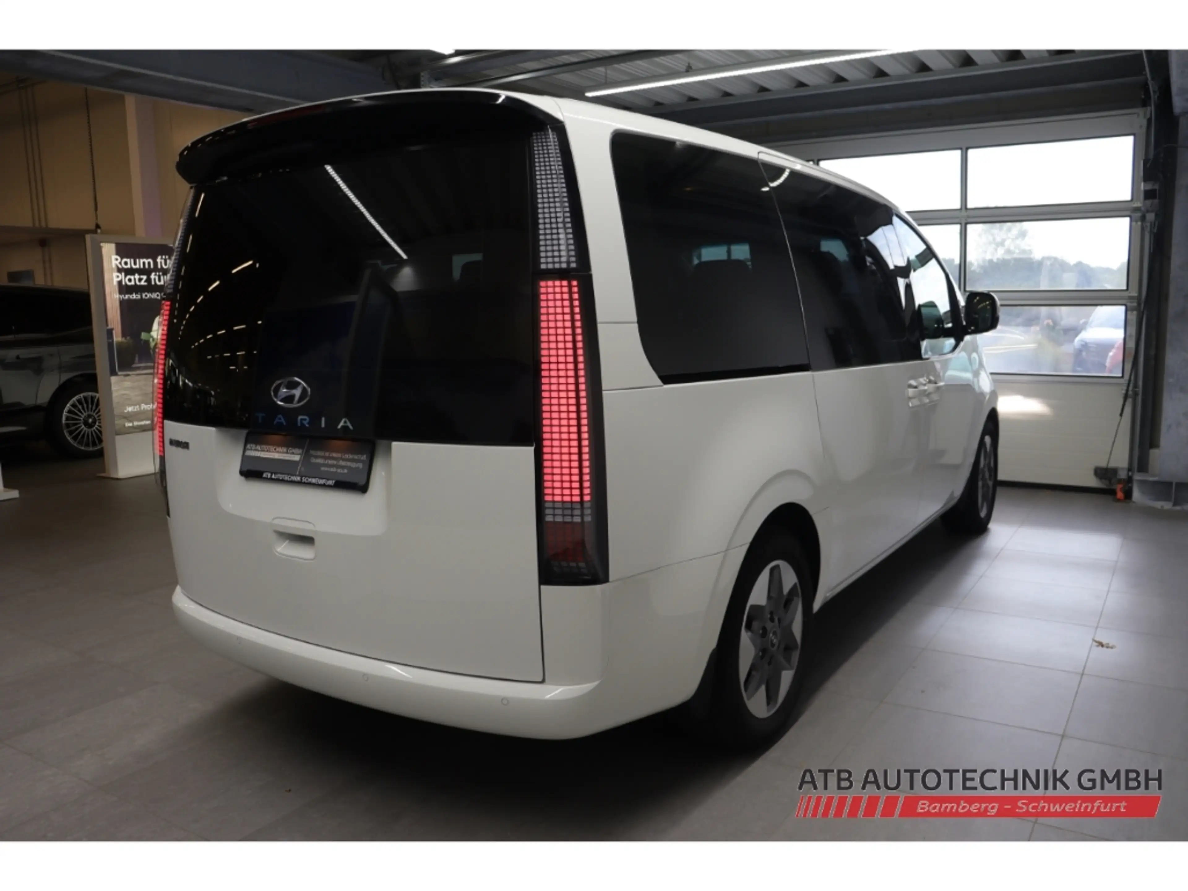 Hyundai STARIA Prime 2WD 2.2 CRDi Park-Paket Navi Bose Klimasitze — photo 5