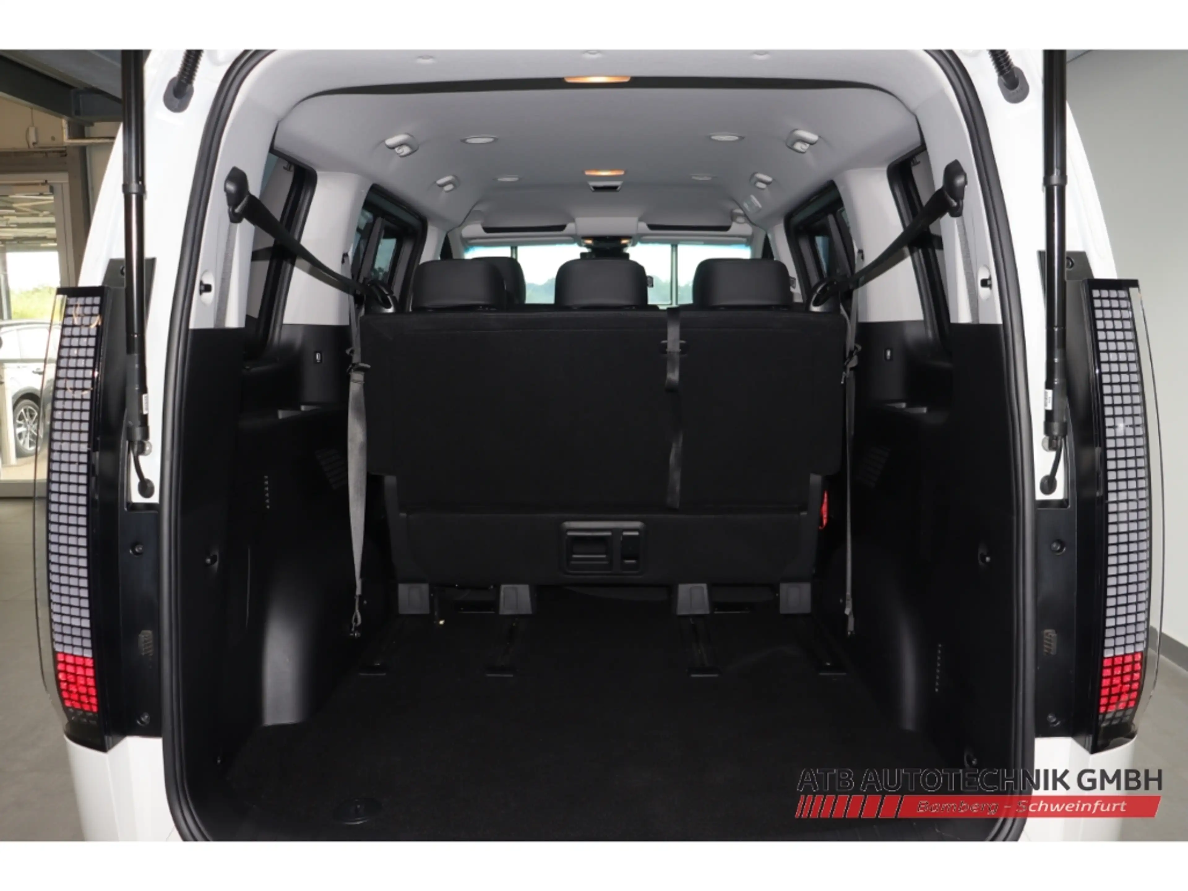 Hyundai STARIA Prime 2WD 2.2 CRDi Park-Paket Navi Bose Klimasitze — photo 14