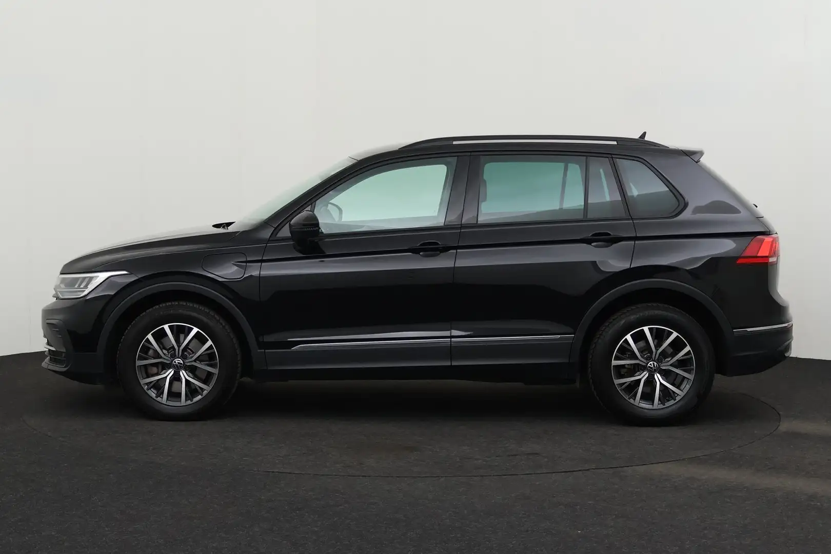 Volkswagen Tiguan 1.4i e-HYBRID DSG6 PHEV LIFE + CARPLAY + PDC + CRU Zwart - 2