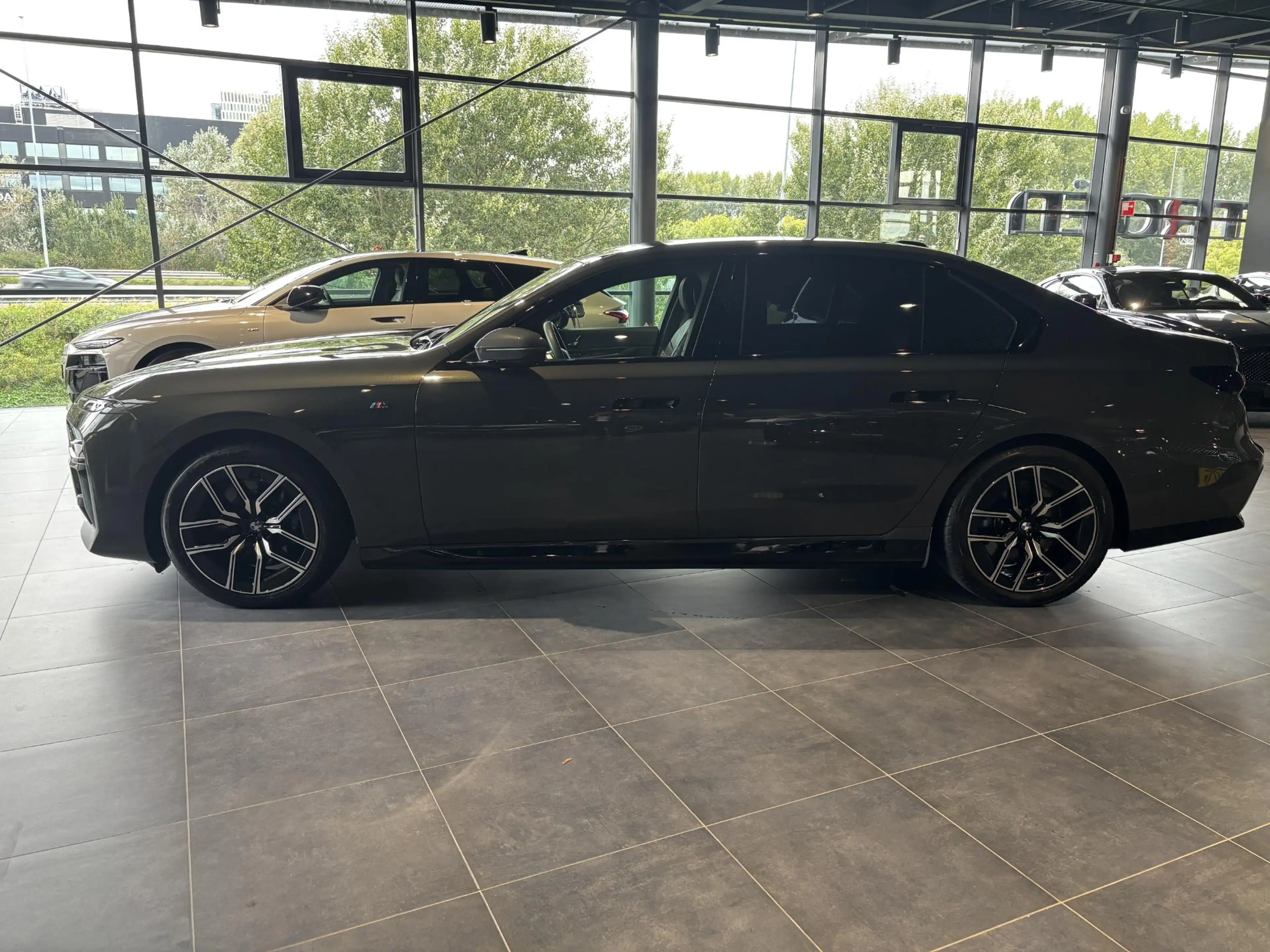 BMW i7 eDrive50 106 kWh | SOH 100 % | THEATER SCREEN | AU — photo 3