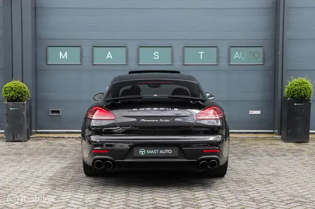 Porsche Panamera view 9