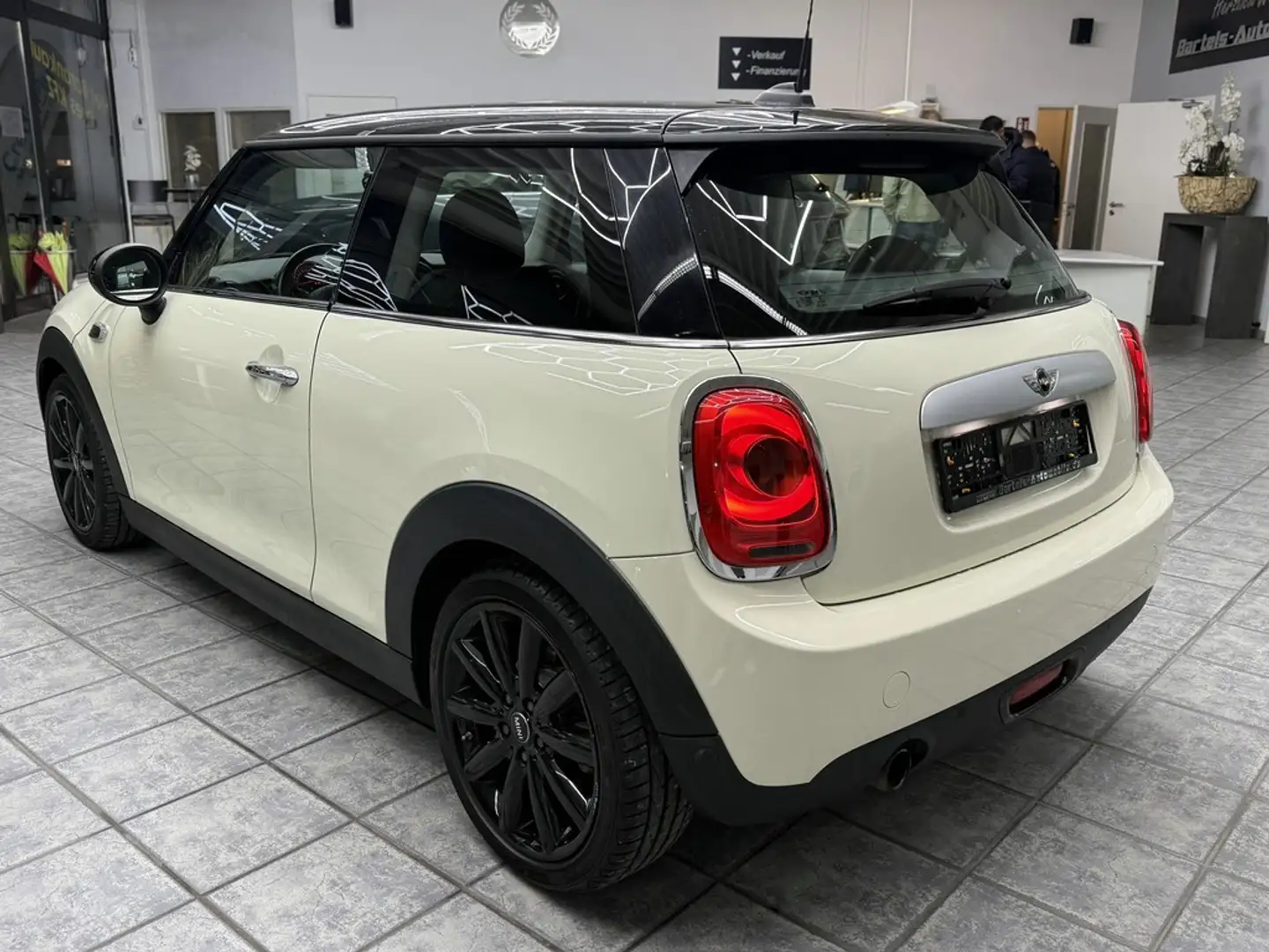 MINI Cooper 1.5 Chili, 1.Hand, LED, Leder, Sitzheiz. Weiß - 2