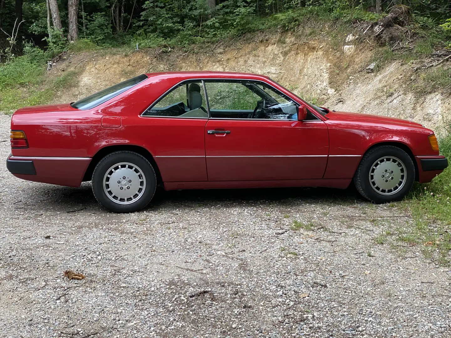 Mercedes-Benz E 300 Coupe Rot - 1