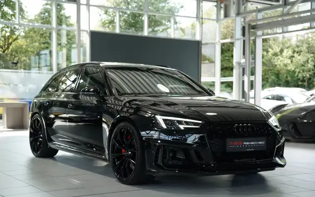Audi RS4 view 6