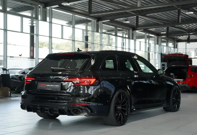 Audi RS4 view 8
