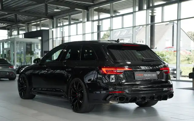 Audi RS4 view 10