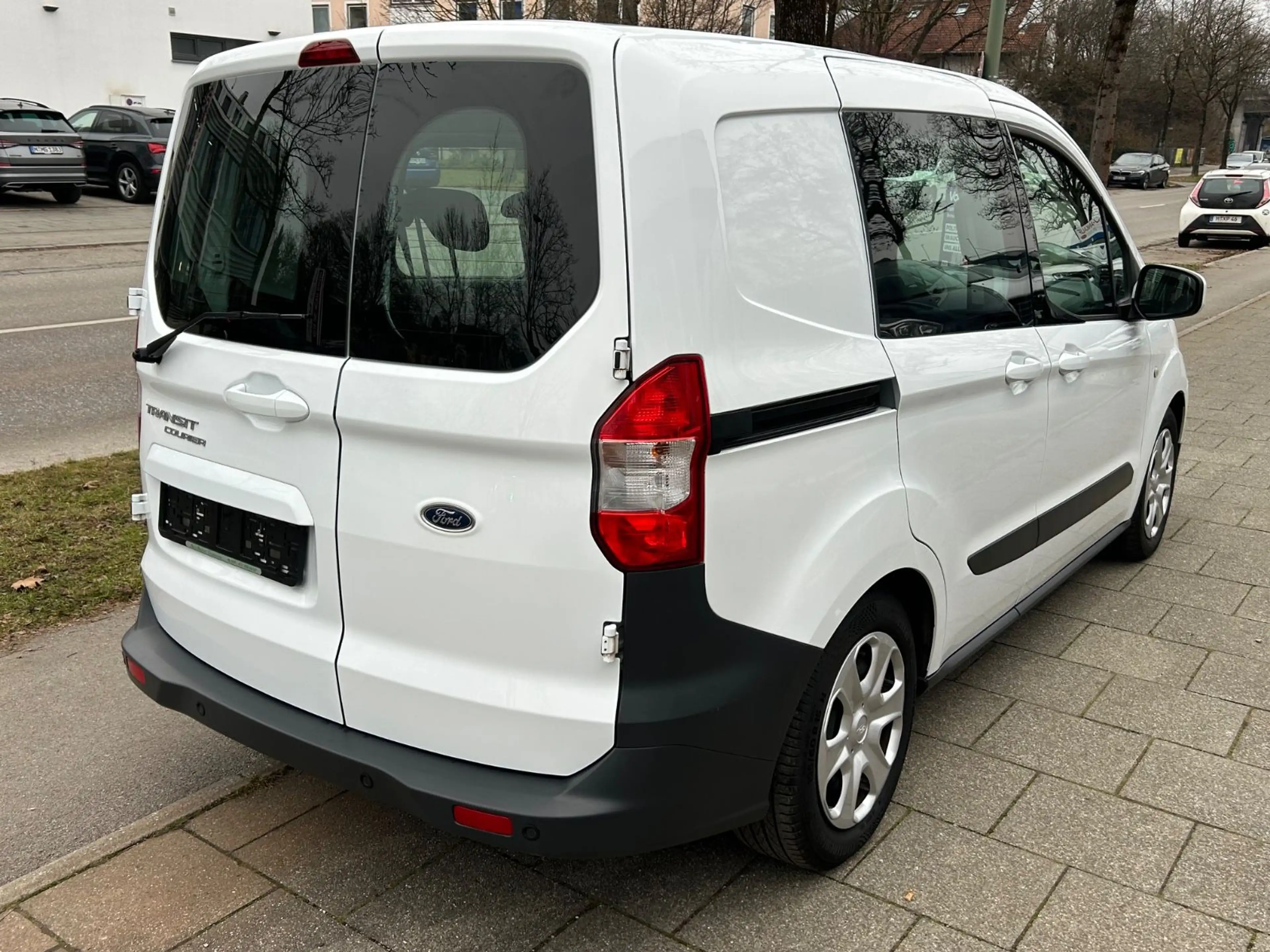 Ford Transit Courier Kombi 5-Sitzer Klima PDC — photo 7