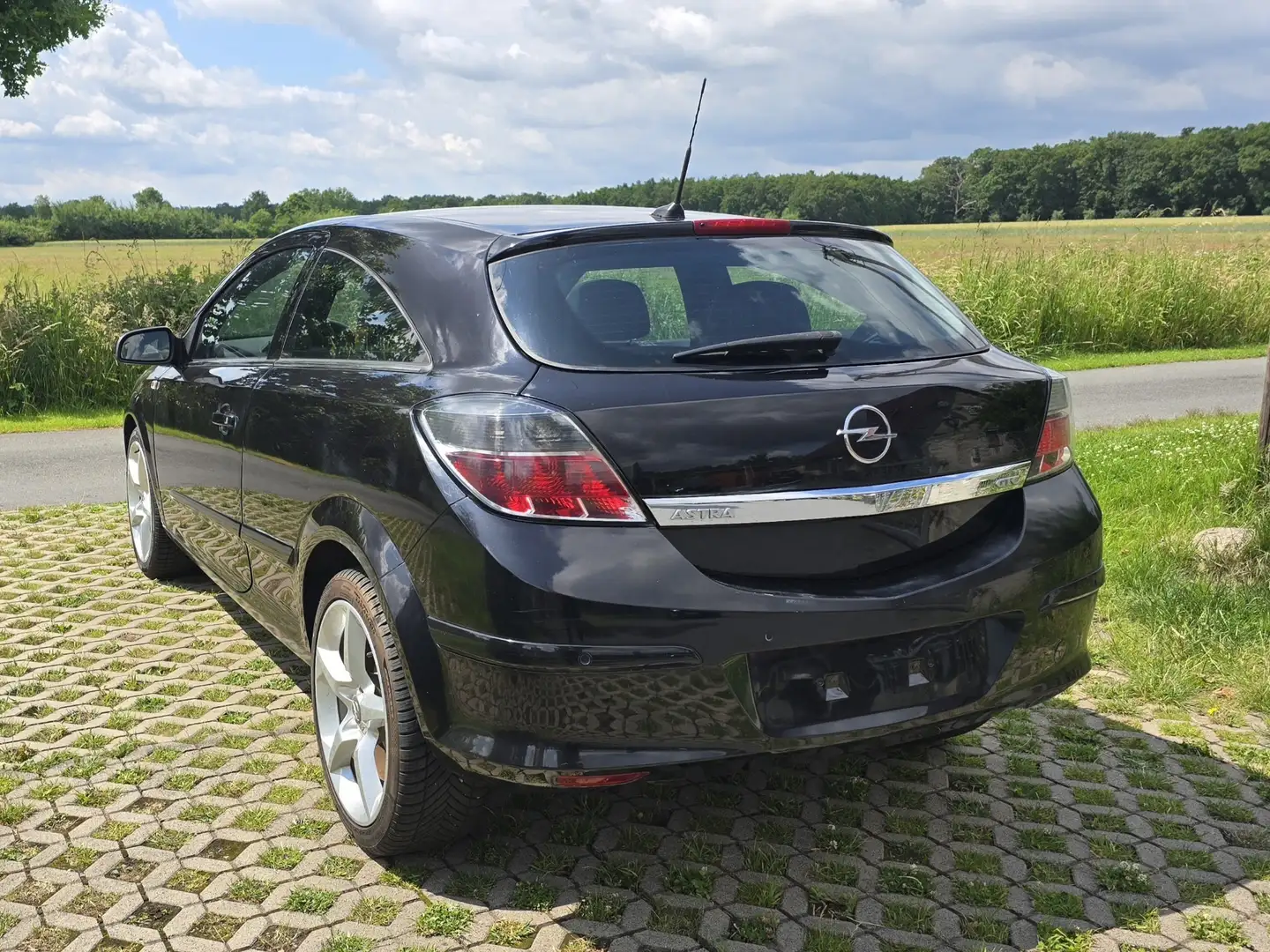 Opel Astra GTC 1.6 Sport - 2