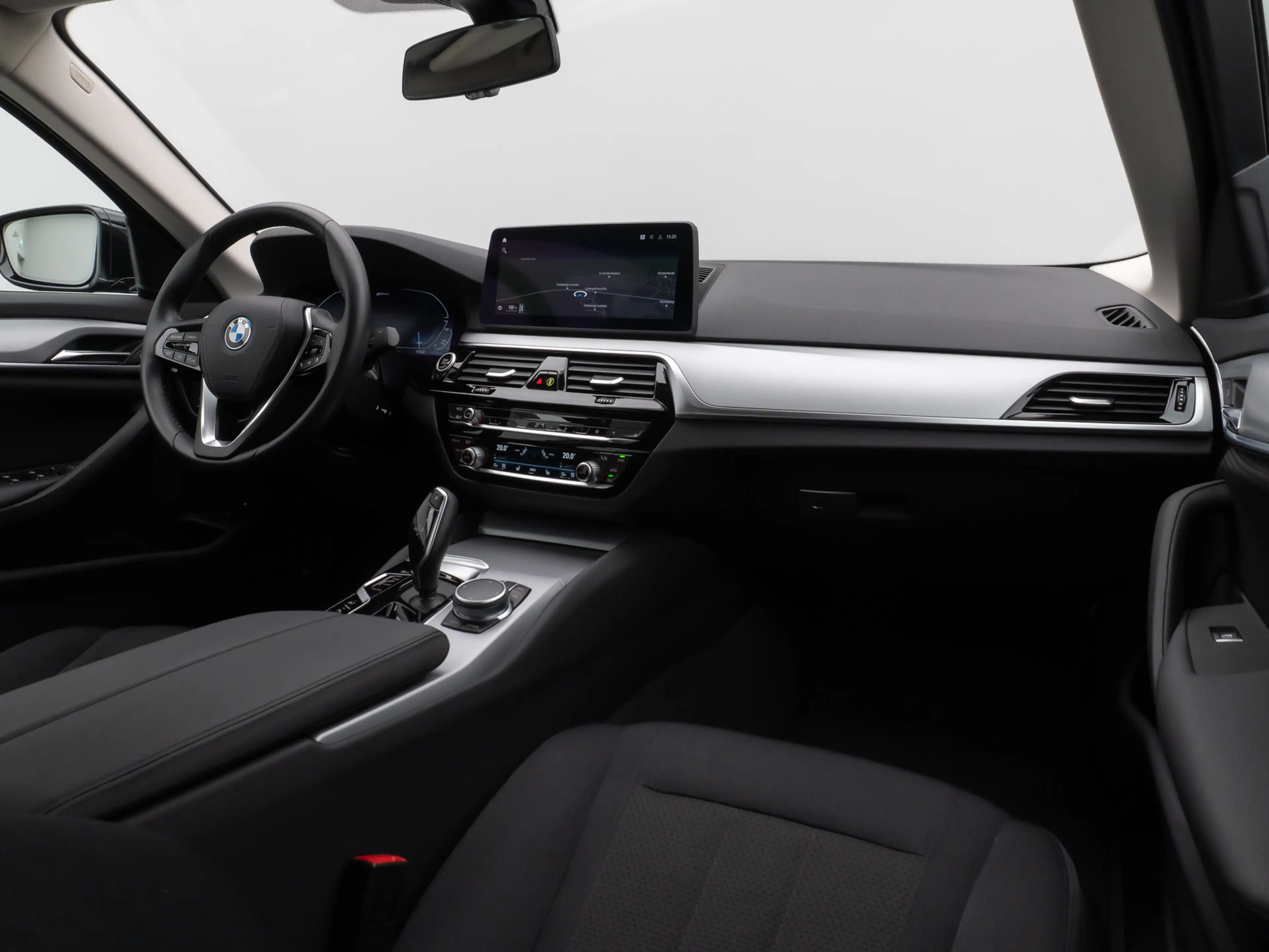 BMW 520 Kamera DAB Sport Klima-4Zonen Alarm ParkAss — photo 39