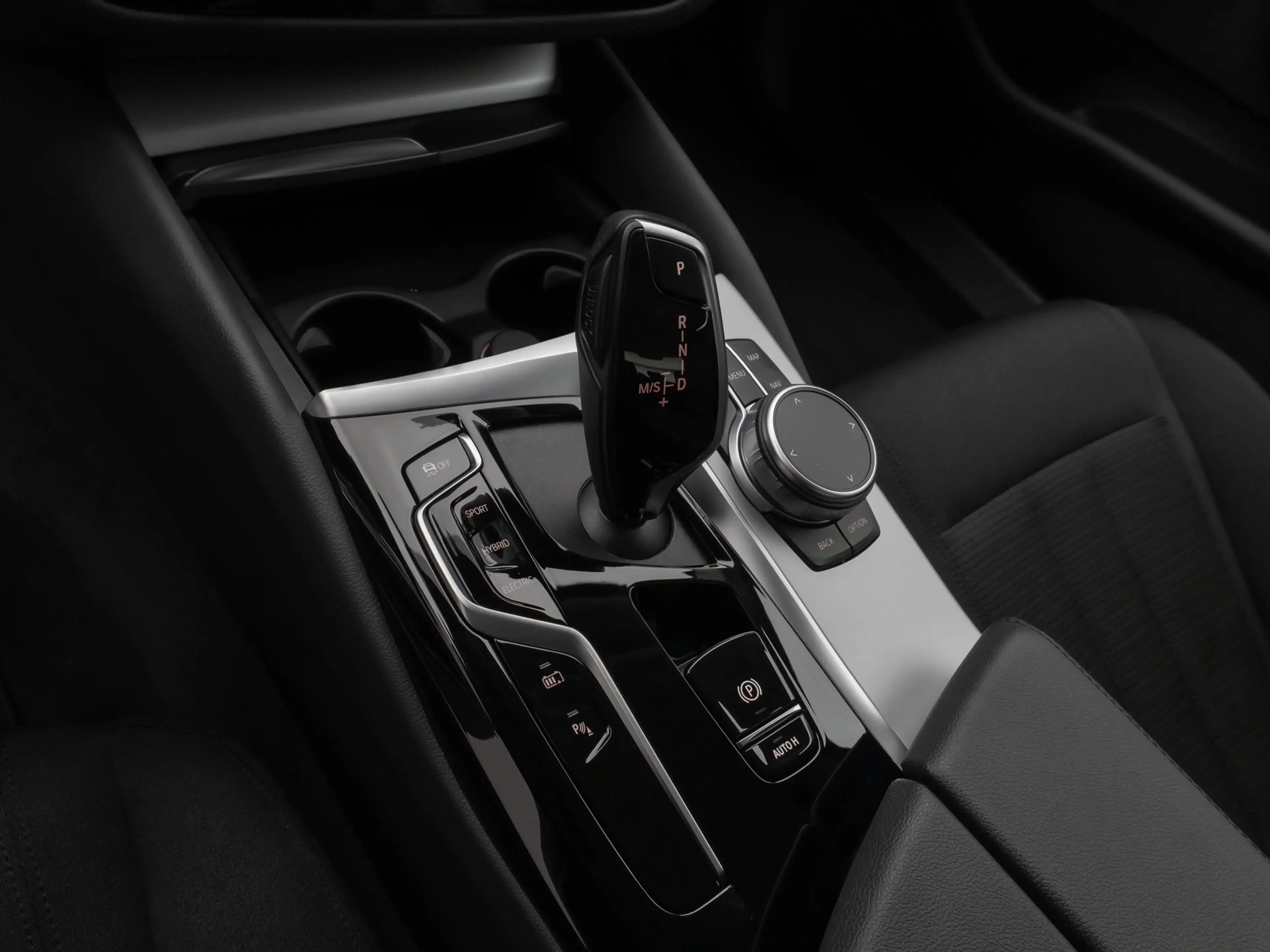 BMW 520 Kamera DAB Sport Klima-4Zonen Alarm ParkAss — photo 22