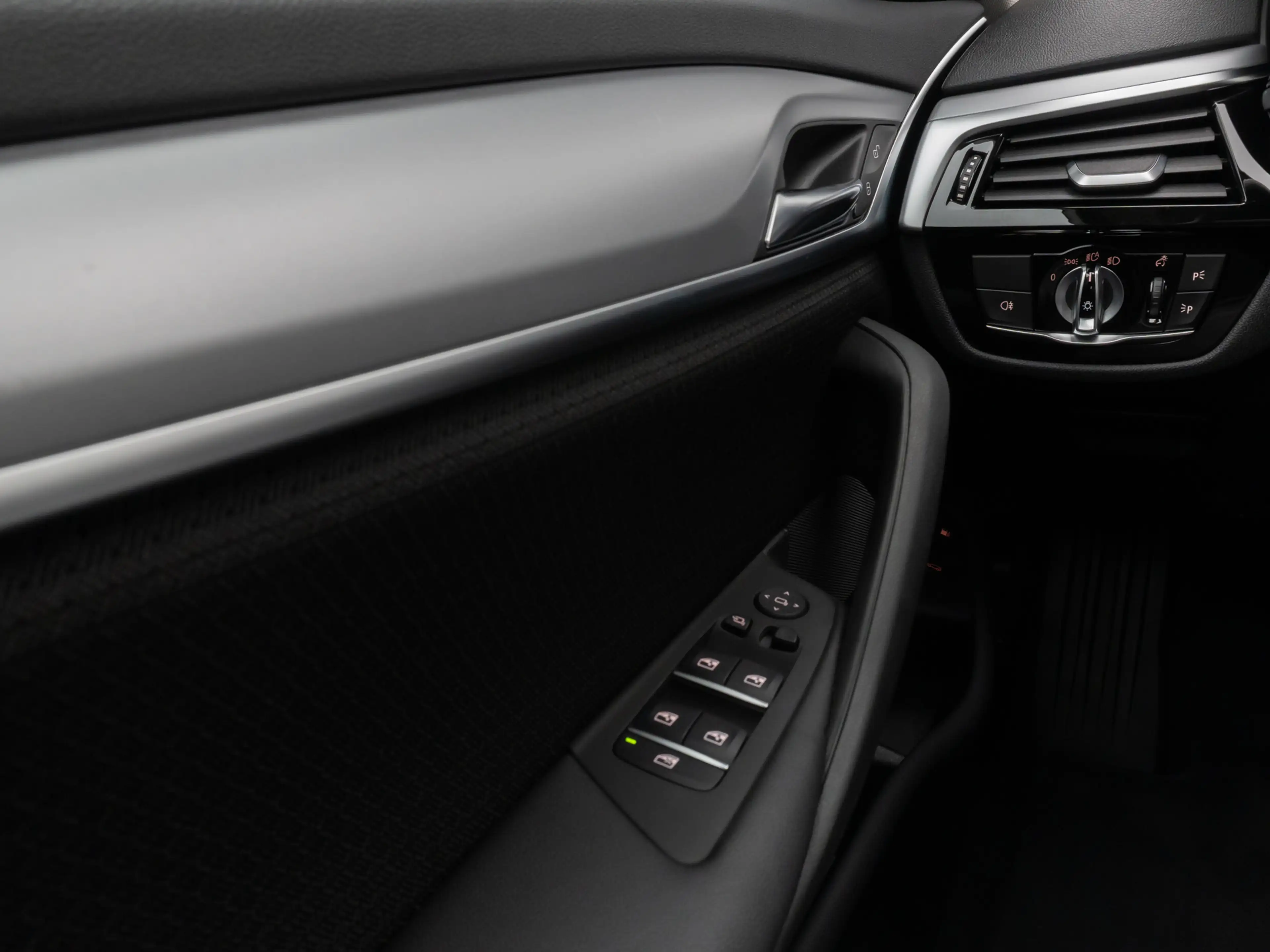BMW 520 Kamera DAB Sport Klima-4Zonen Alarm ParkAss — photo 33