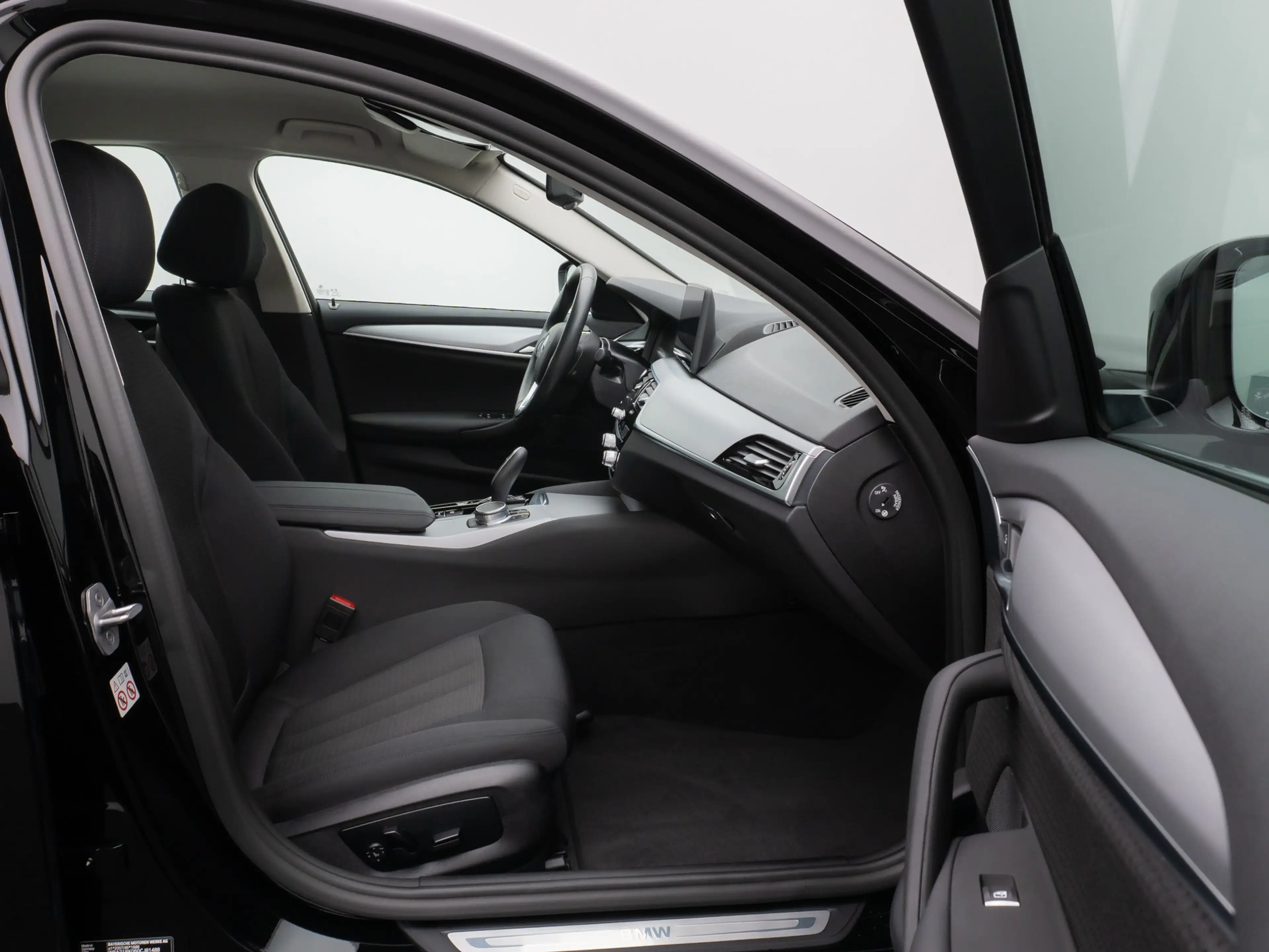 BMW 520 Kamera DAB Sport Klima-4Zonen Alarm ParkAss — photo 24