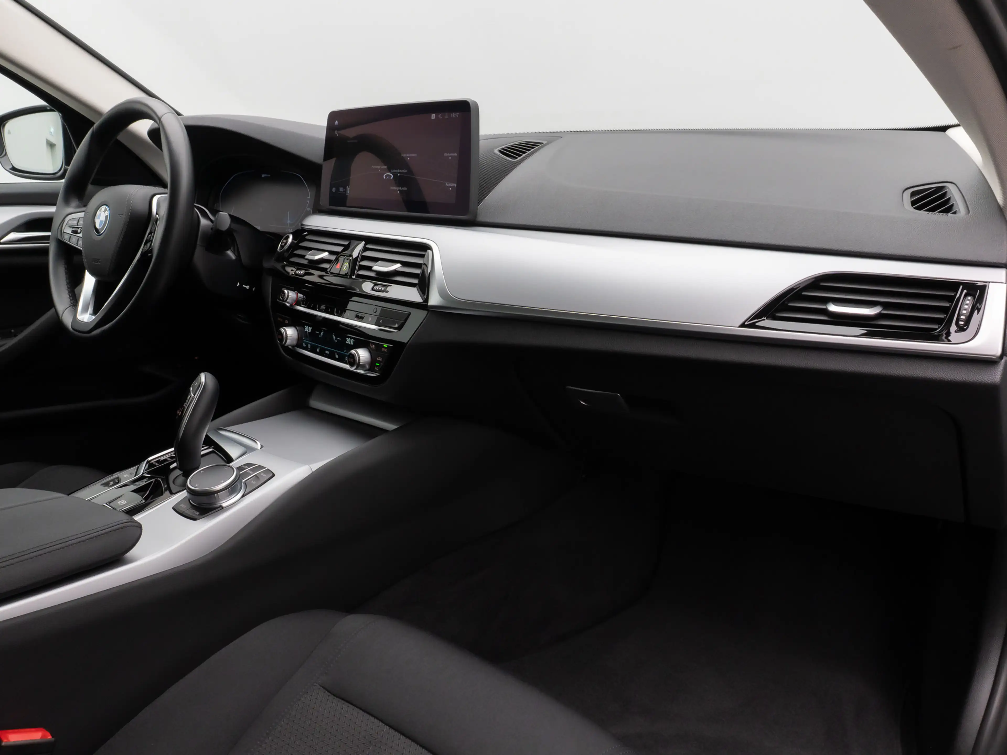 BMW 520 Kamera DAB Sport Klima-4Zonen Alarm ParkAss — photo 23