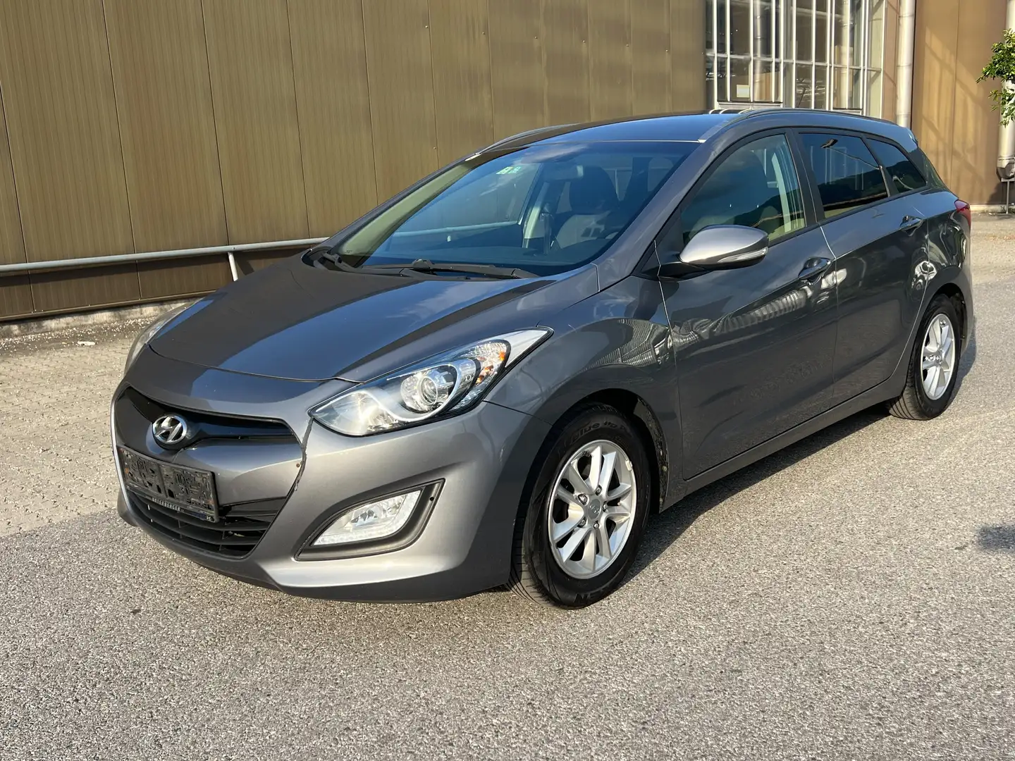 Hyundai i30 1.4 CRDi Klimaautomatik Tempomat Parksensoren* Grau - 1
