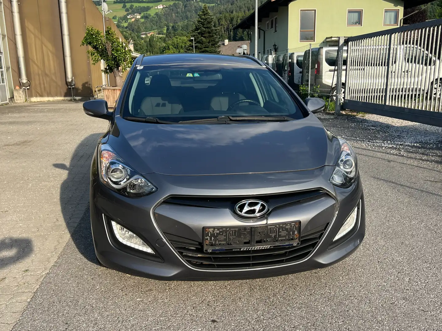 Hyundai i30 1.4 CRDi Klimaautomatik Tempomat Parksensoren* Grau - 2