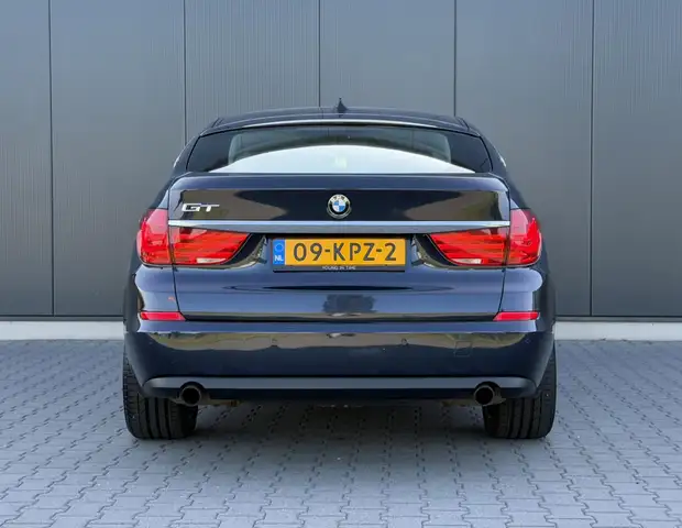 BMW 5 Series view 8