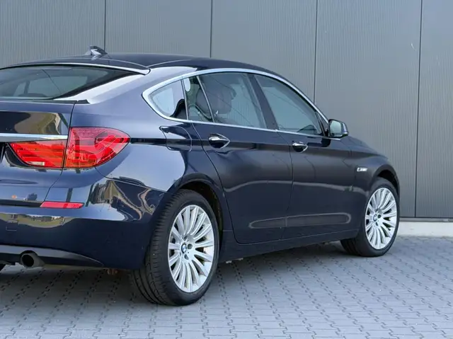 BMW 5 Series view 5