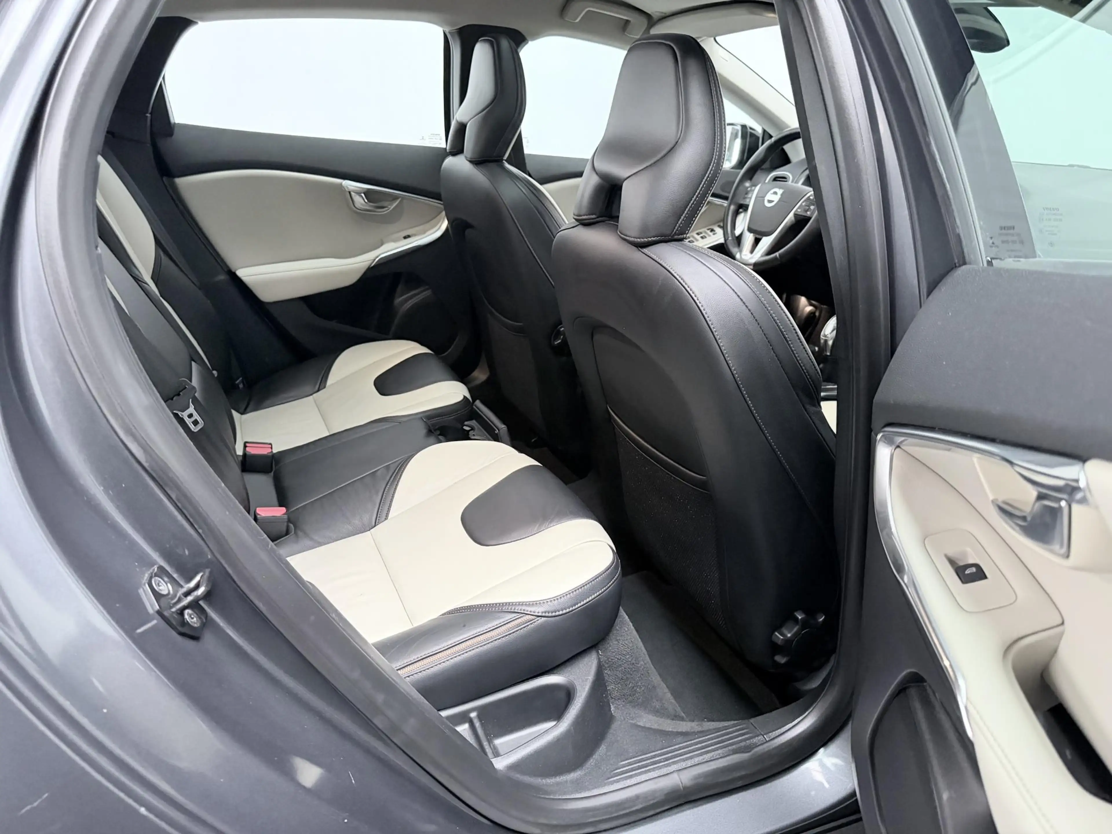 Volvo V40 Cross Country 1.6 T4 Summum — photo 9