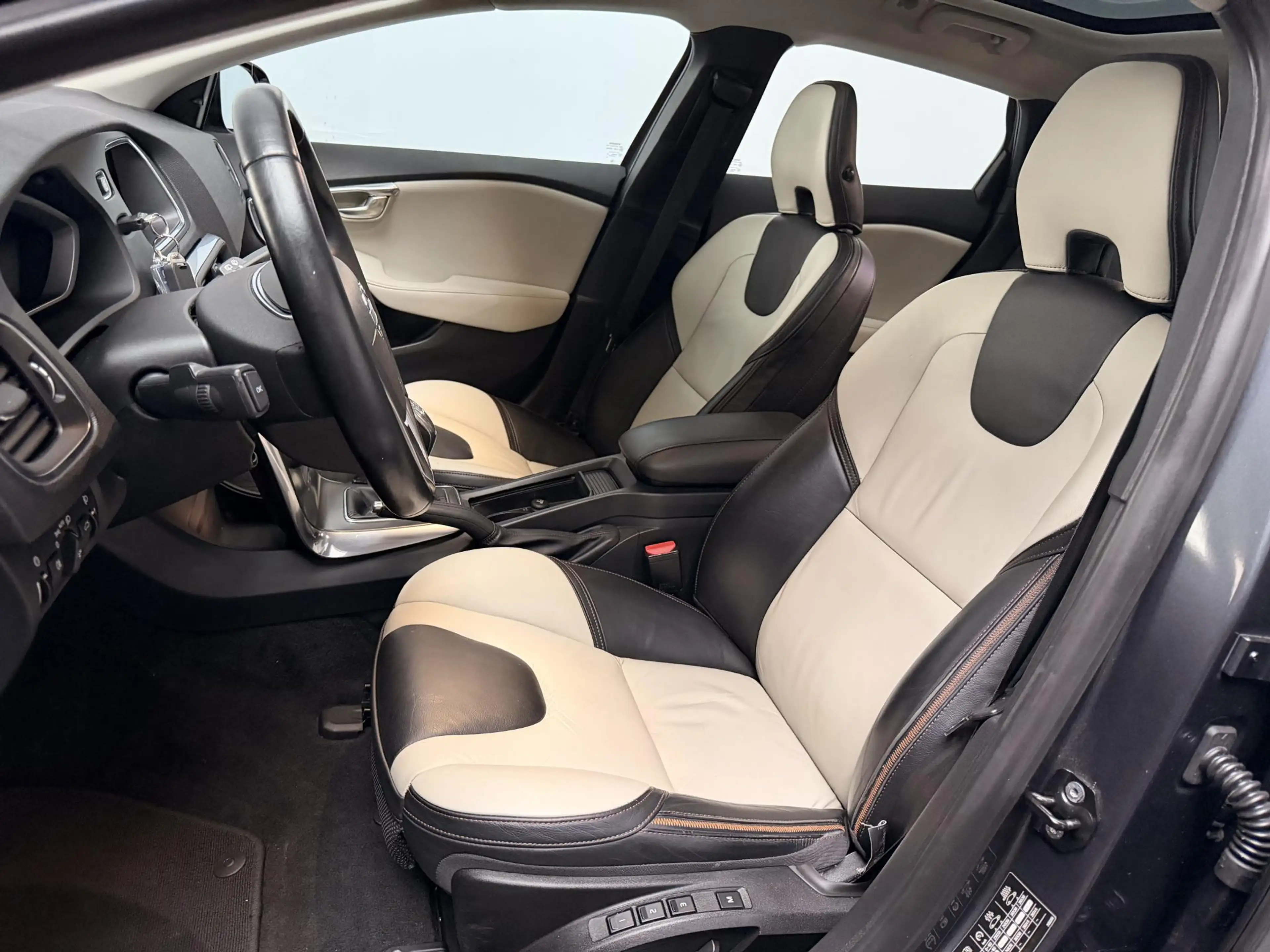 Volvo V40 Cross Country 1.6 T4 Summum — photo 6