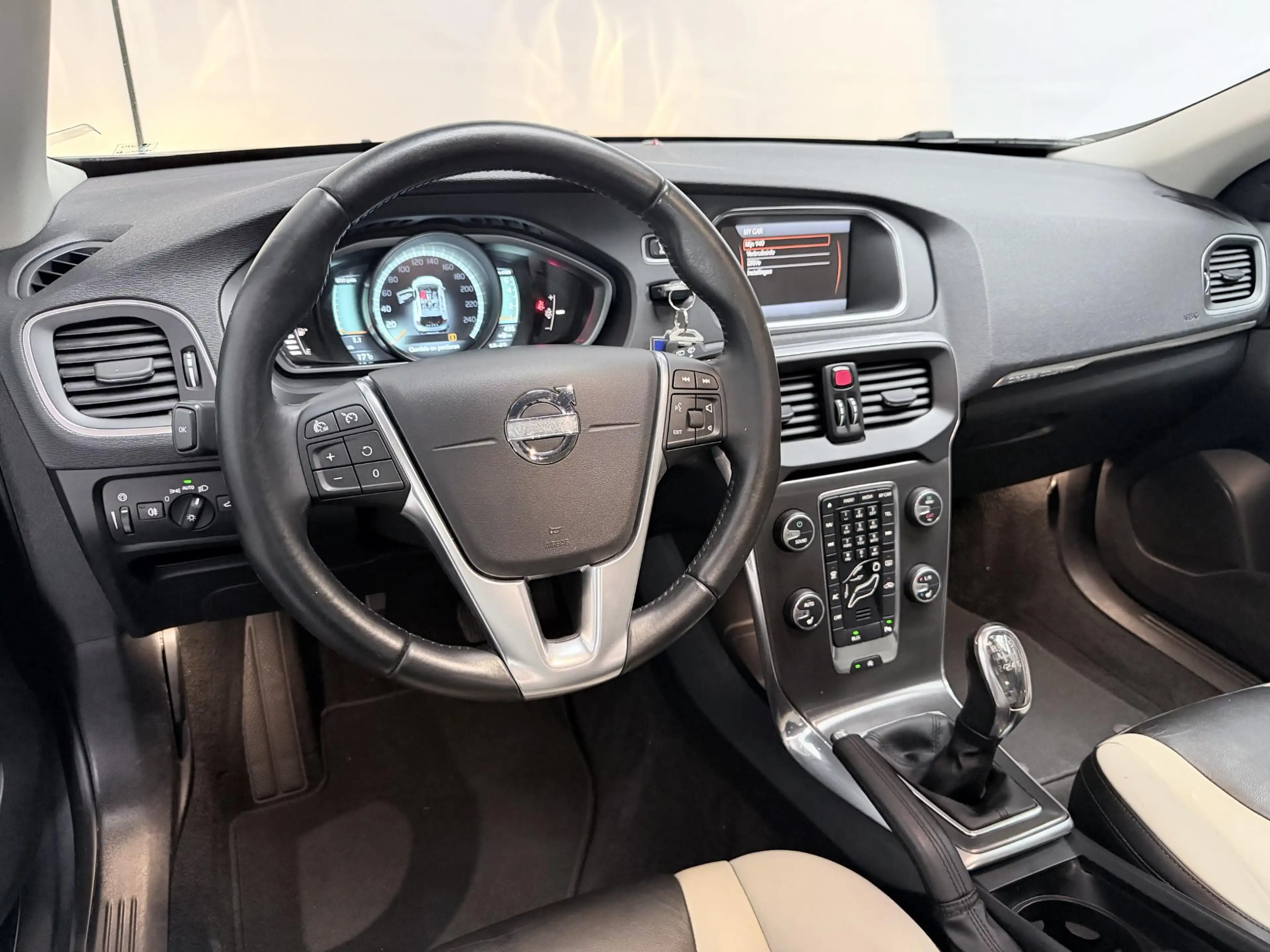 Volvo V40 Cross Country 1.6 T4 Summum — photo 7