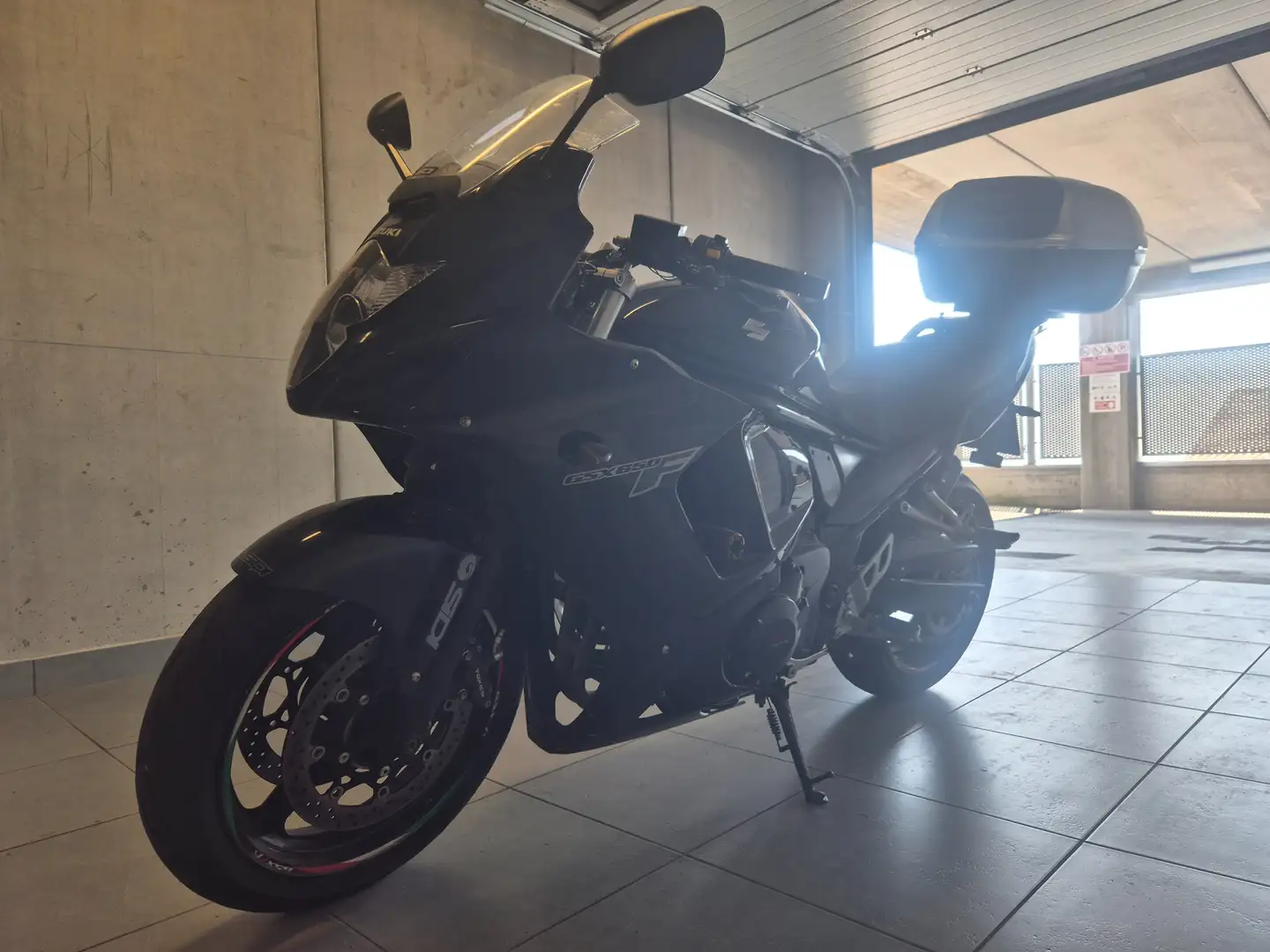 Suzuki GSX 650 FT Fekete - 1