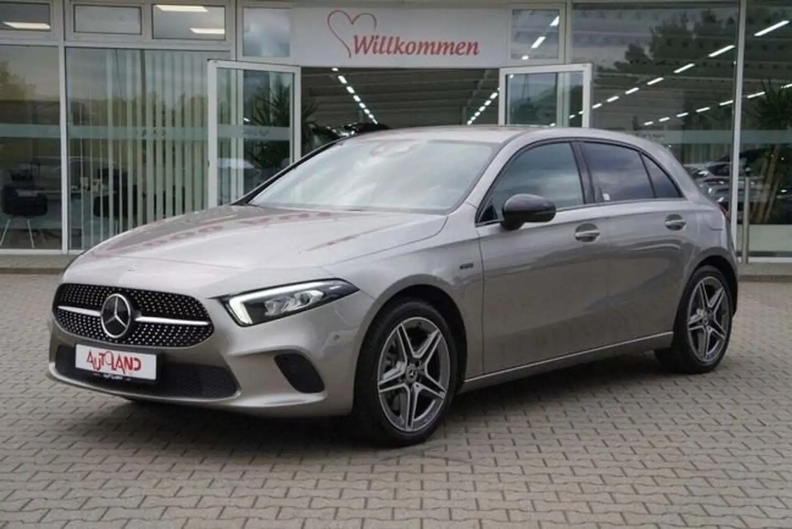 Mercedes-Benz A 220 250e Sedán 8G-DCT Plateado - 1