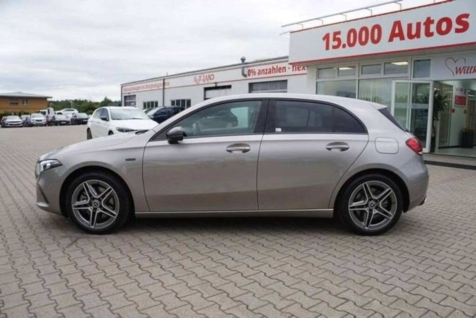 Mercedes-Benz A 220 250e Sedán 8G-DCT Plateado - 2