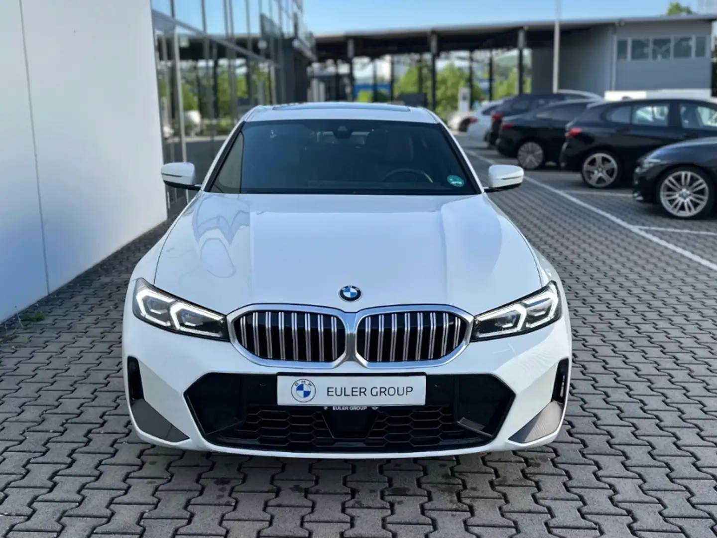 BMW 320 i M Sport eGSD ACC Memory LCProf Travel+Comf.+Inno Weiß - 2