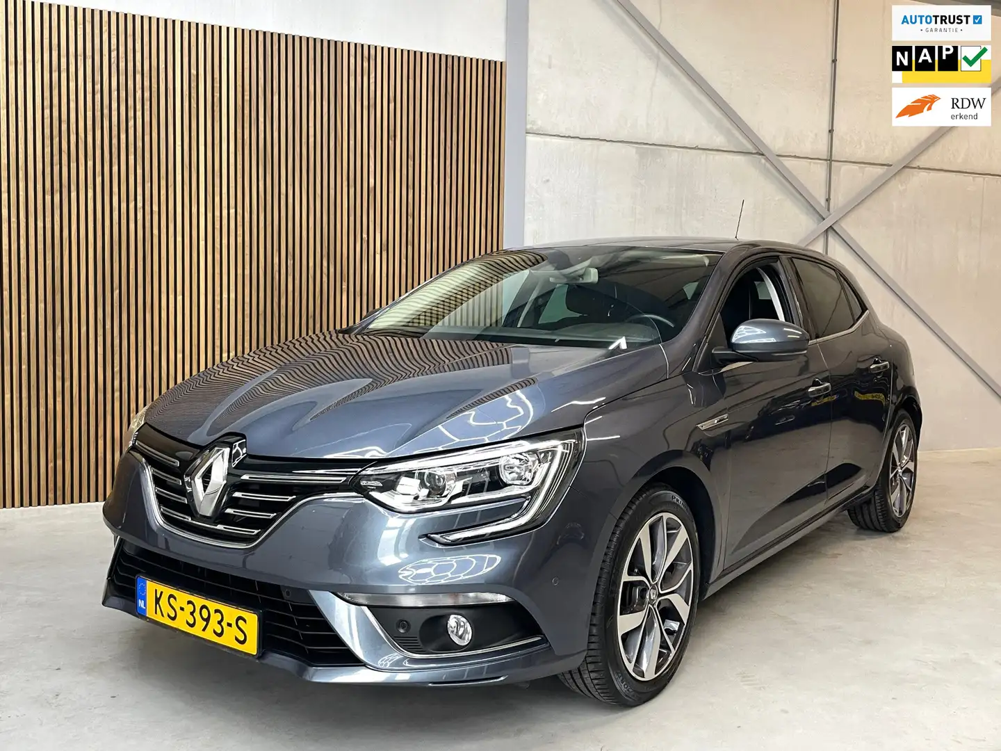 Renault Megane 1.2 TCe Bose Automaat Grijs - 1