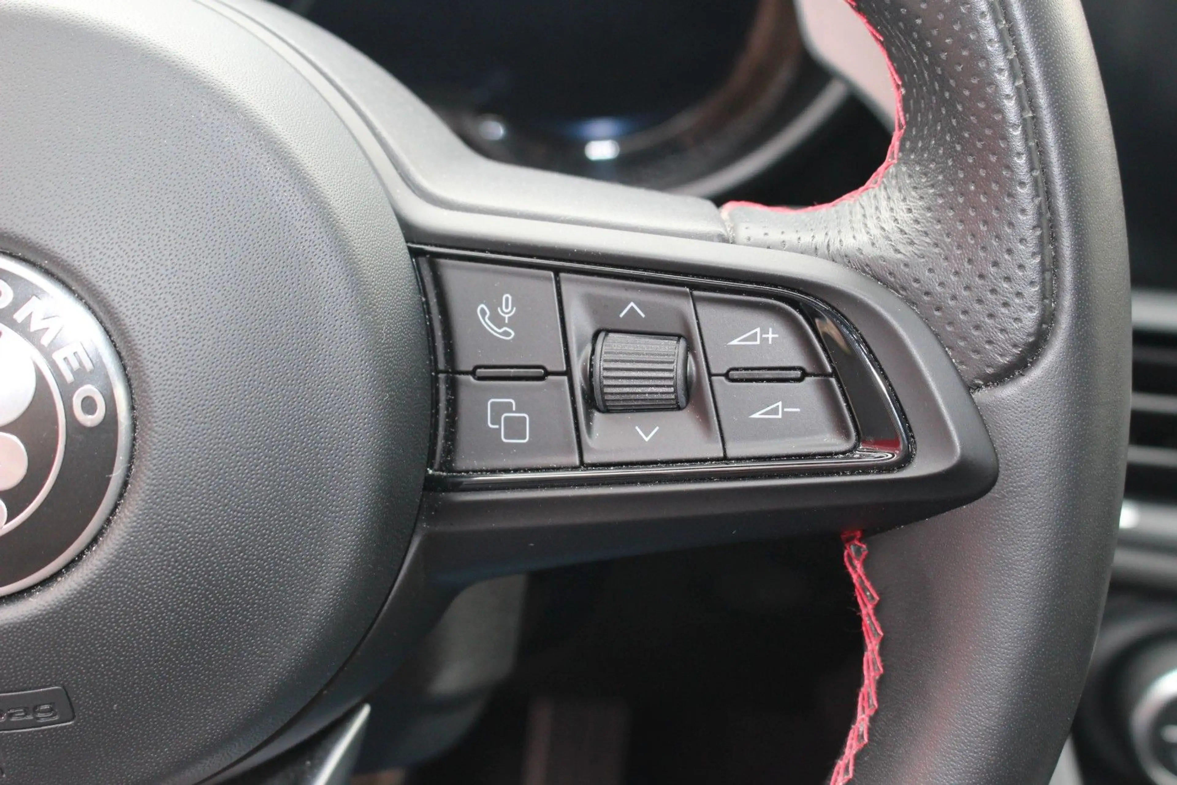 Alfa Romeo Giulia Competizione Q4 — photo 10