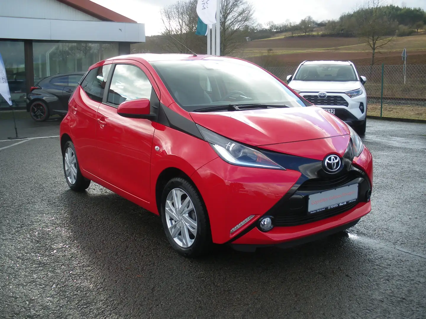 Toyota Aygo x-shift x-play touch Rot - 1