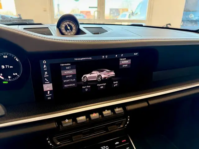 Porsche 911 view 15